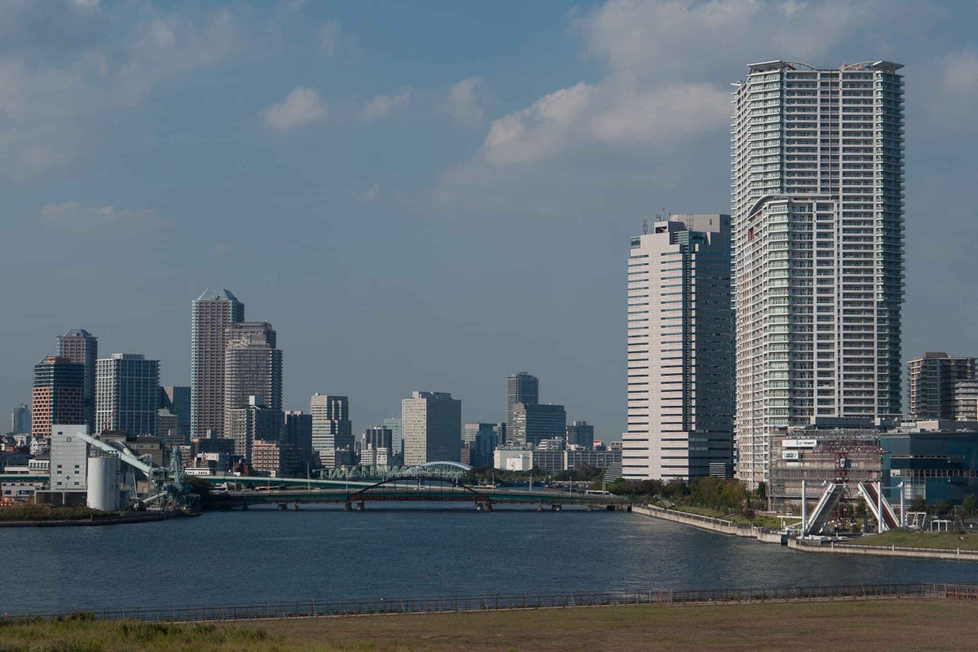 晴海桥梁（旧晴海铁道桥）：晴海桥梁：Wikimedia Commons 文件「Harumi-Bridge-from-Yurikamome.jpg」中的桥梁实景。