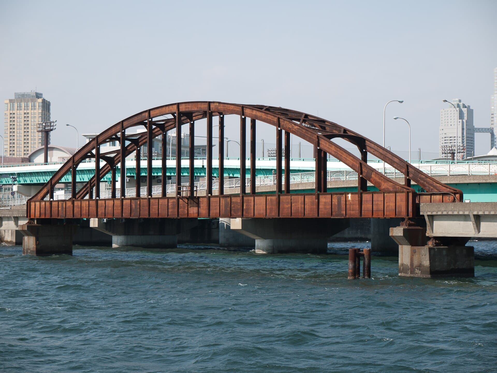 晴海桥梁（旧晴海铁道桥）：晴海桥梁：Wikimedia Commons 文件「Harumi-Bridge-01.jpg」中的桥梁实景。