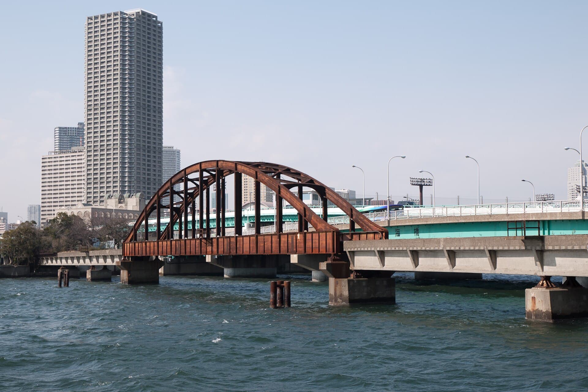 晴海桥梁（旧晴海铁道桥）：晴海桥梁：Wikimedia Commons 文件「Harumi-Bridge-02.jpg」中的桥梁实景。