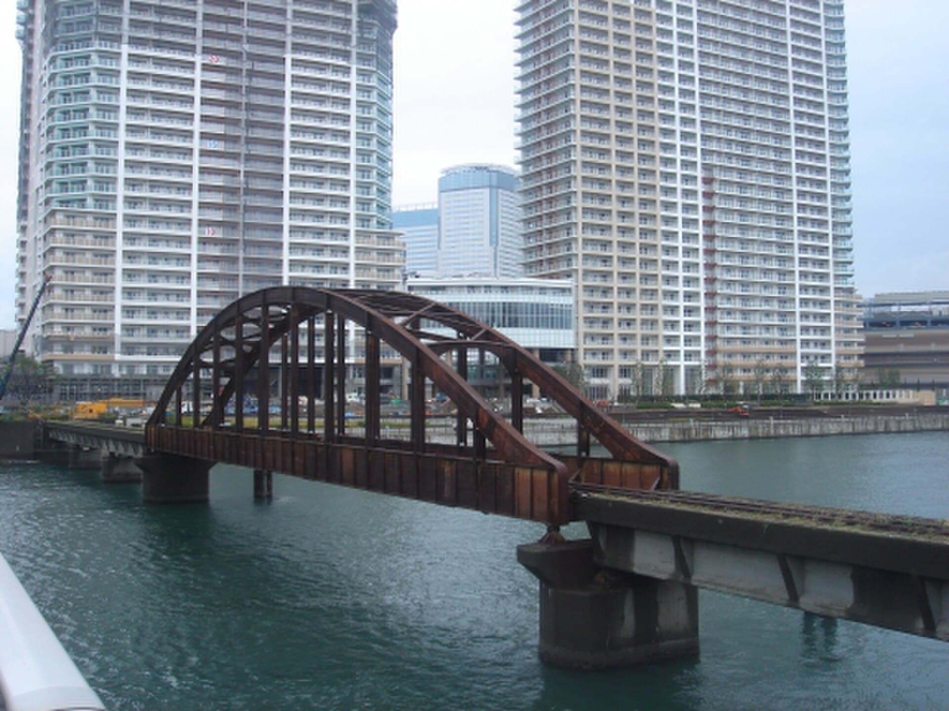 晴海桥梁（旧晴海铁道桥）：晴海桥梁：Wikimedia Commons 文件「Rail trail ,"Harumi-bashi" at Toyosu - panoramio.jpg」中的桥梁实景。