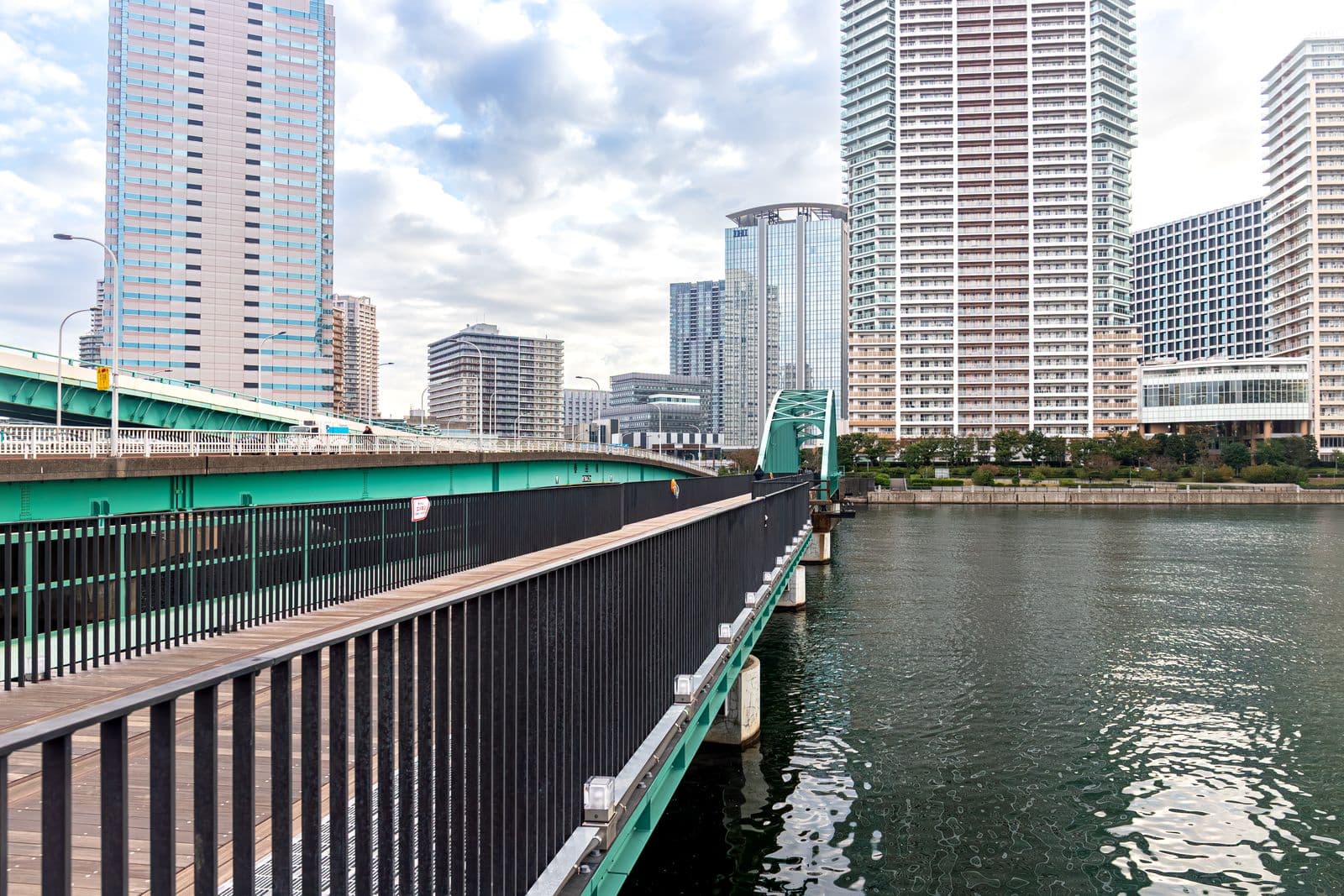 晴海桥梁（旧晴海铁道桥）：晴海桥梁：Wikimedia Commons 文件「晴海橋梁（旧晴海鉄道橋）20251108-IMG 4245.jpg」中的桥梁实景。