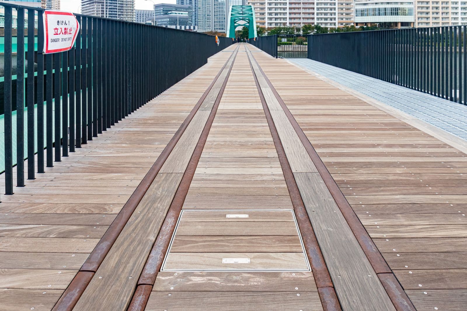 晴海桥梁（旧晴海铁道桥）：晴海桥梁：Wikimedia Commons 文件「晴海橋梁（旧晴海鉄道橋）20251108-IMG 4249.jpg」中的桥梁实景。