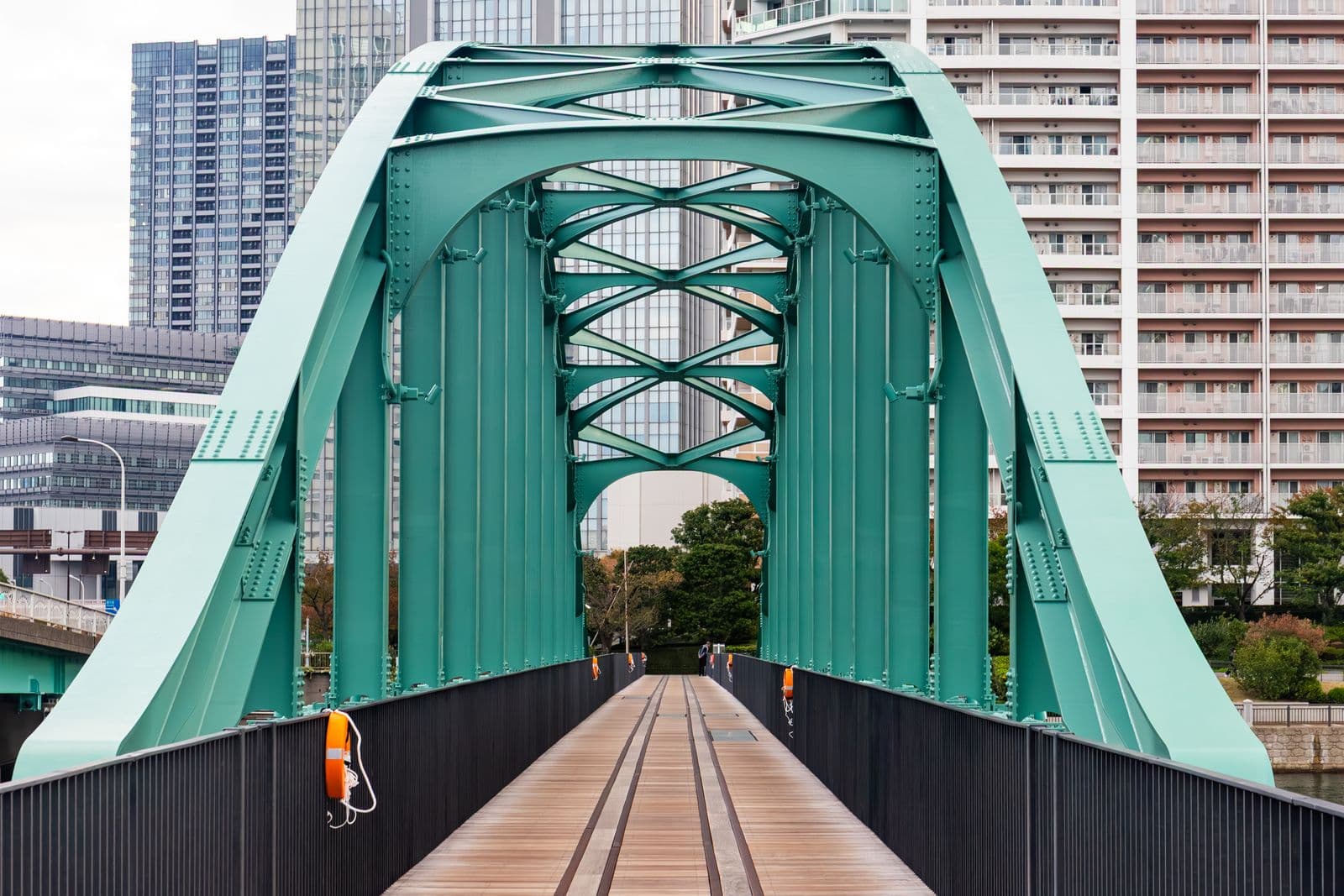 晴海桥梁（旧晴海铁道桥）：晴海桥梁：Wikimedia Commons 文件「晴海橋梁（旧晴海鉄道橋）20251108-IMG 4257.jpg」中的桥梁实景。