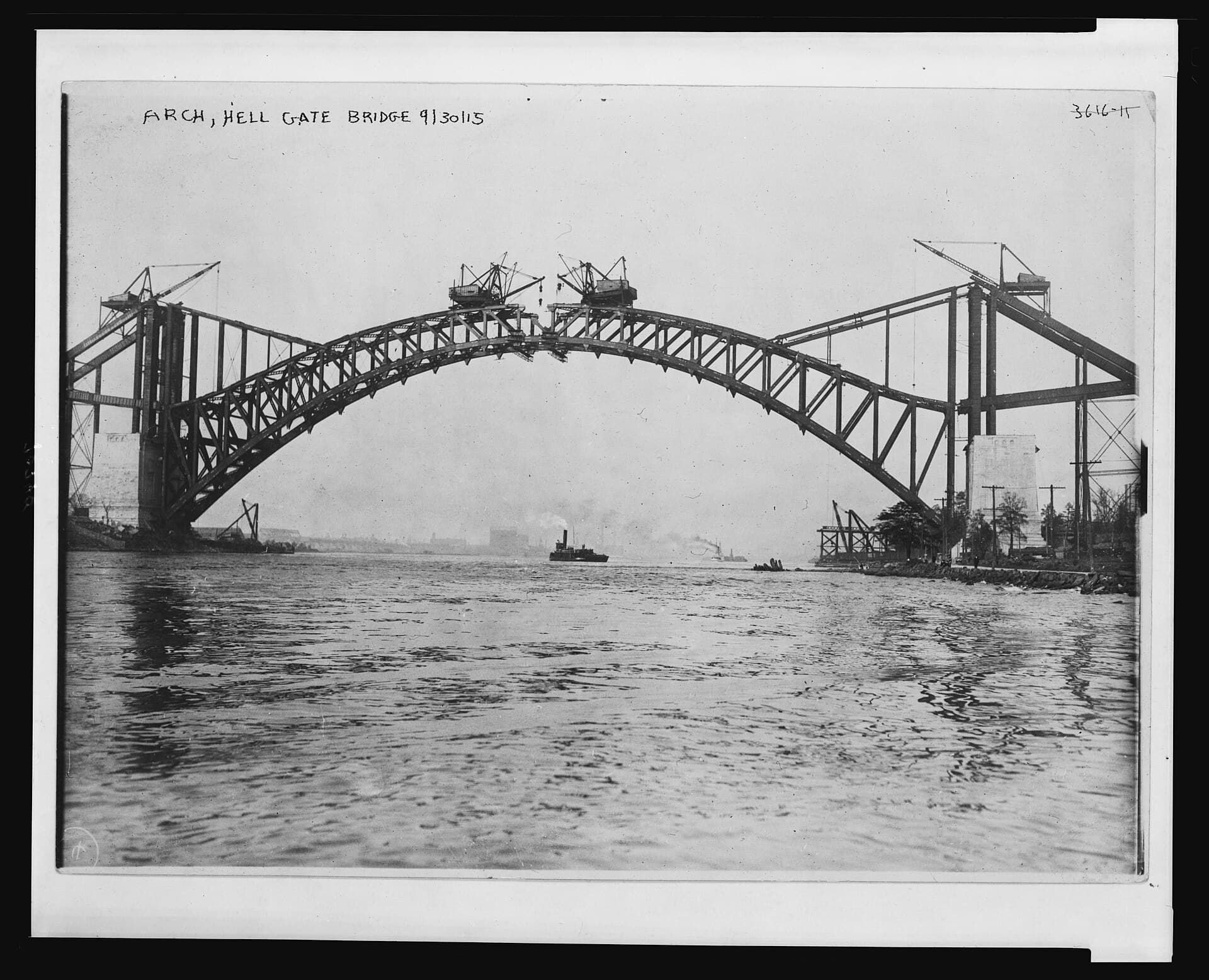 地狱门大桥：1915 年主拱施工照。