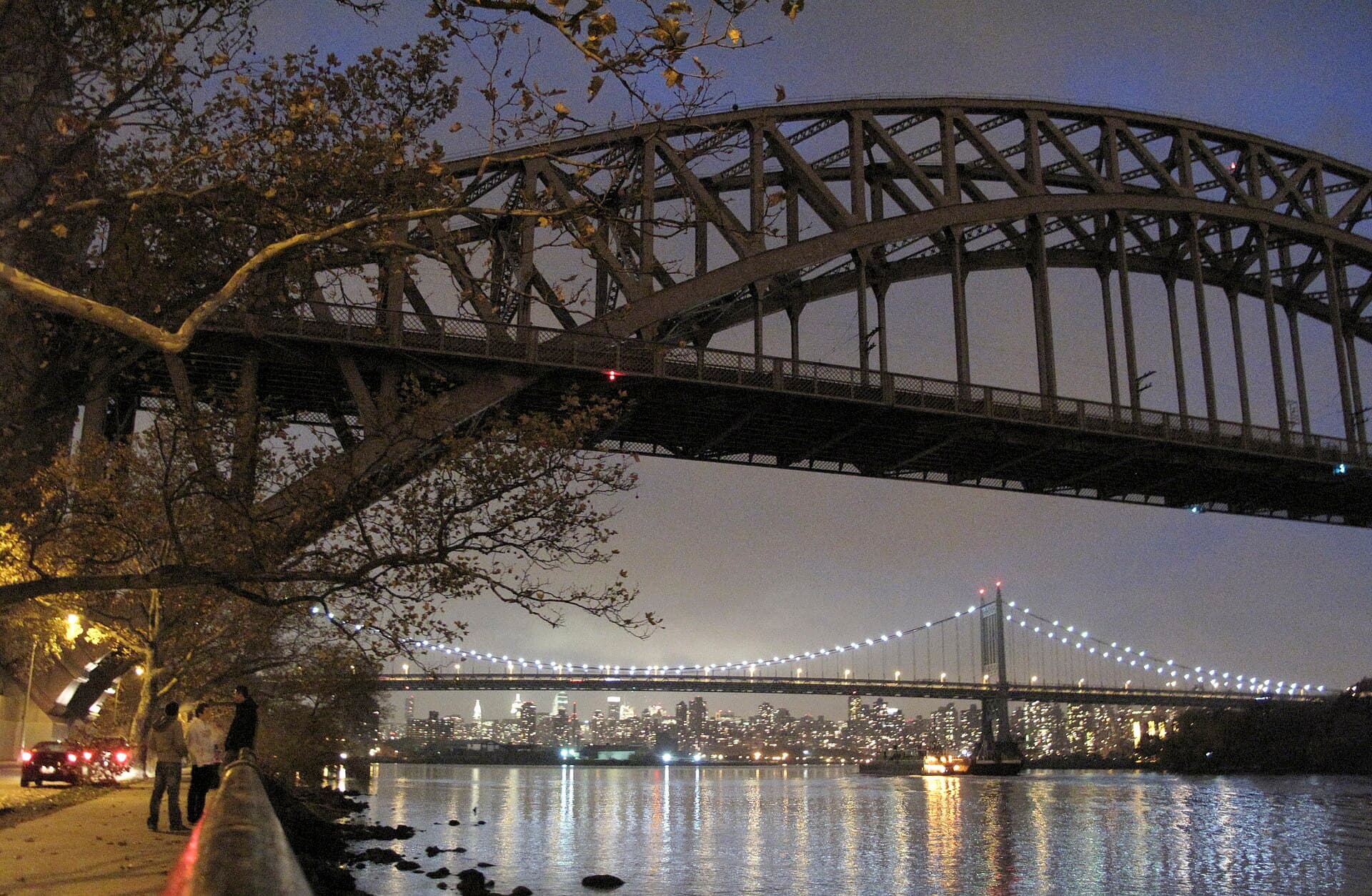 地狱门大桥：Astoria Park 夜景，可见 RFK Bridge 与曼哈顿天际线。
