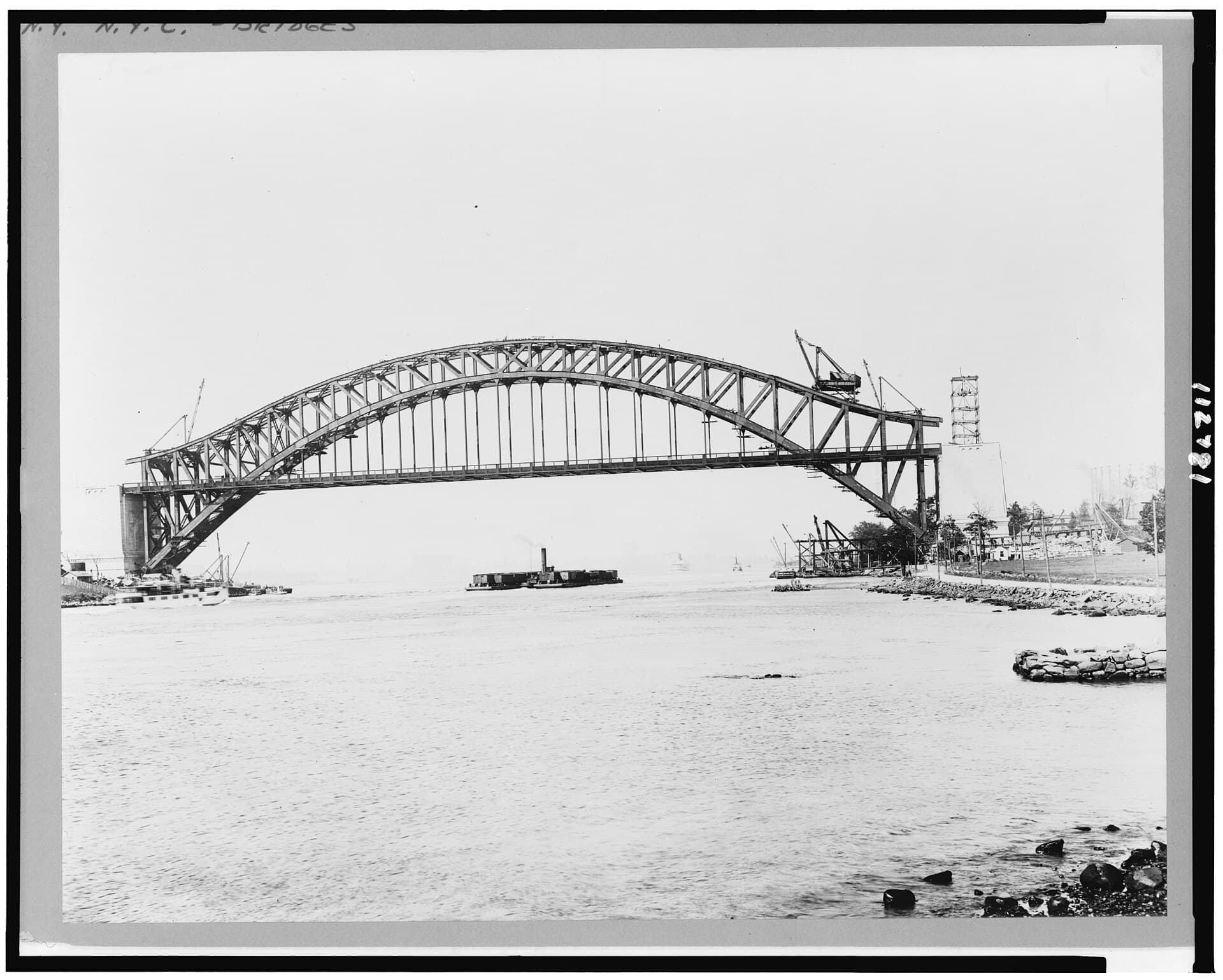 地狱门大桥：1916 年完工前主拱施工照。