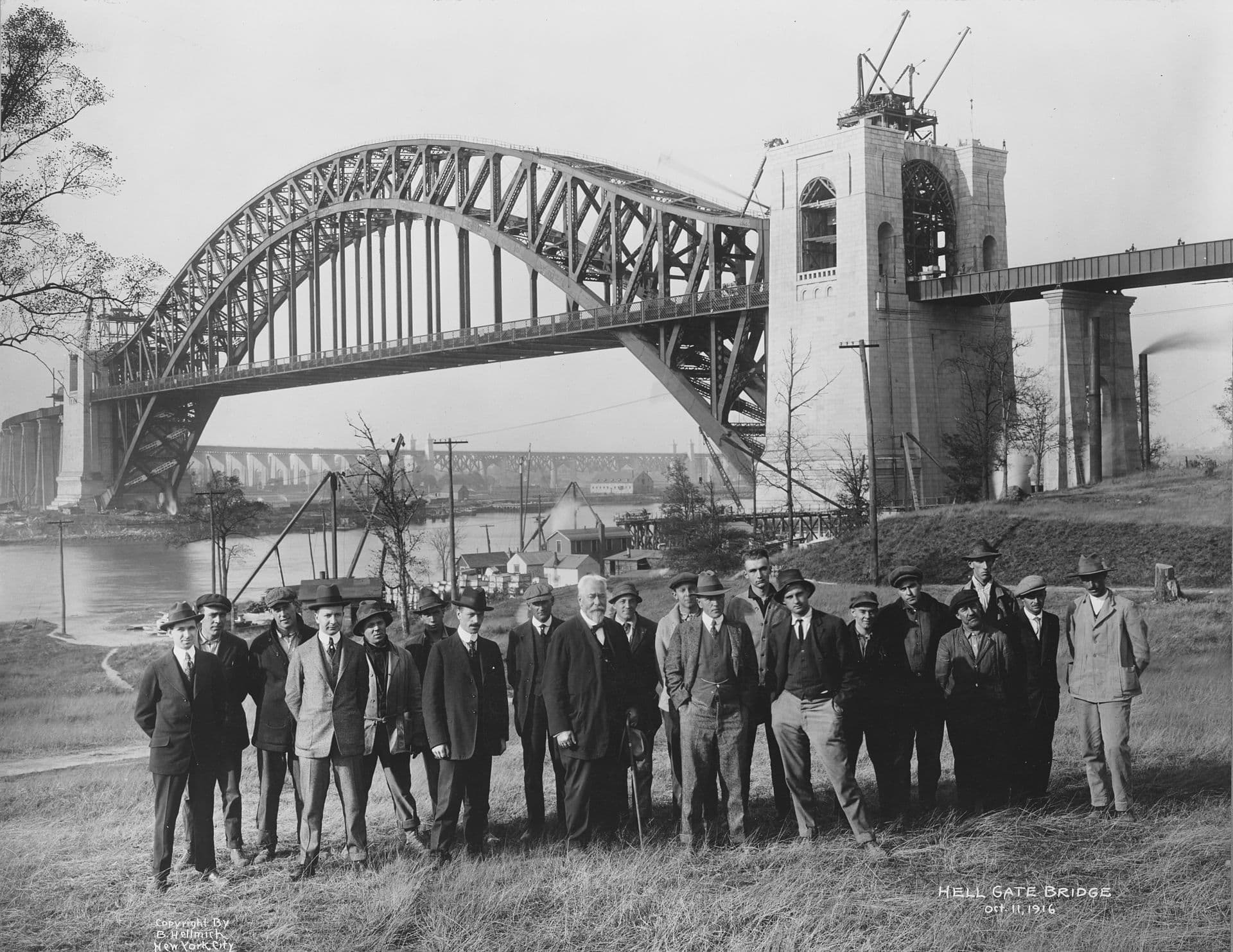 地狱门大桥：1916 年 Lindenthal、Ammann 等工程人员在桥前合影。