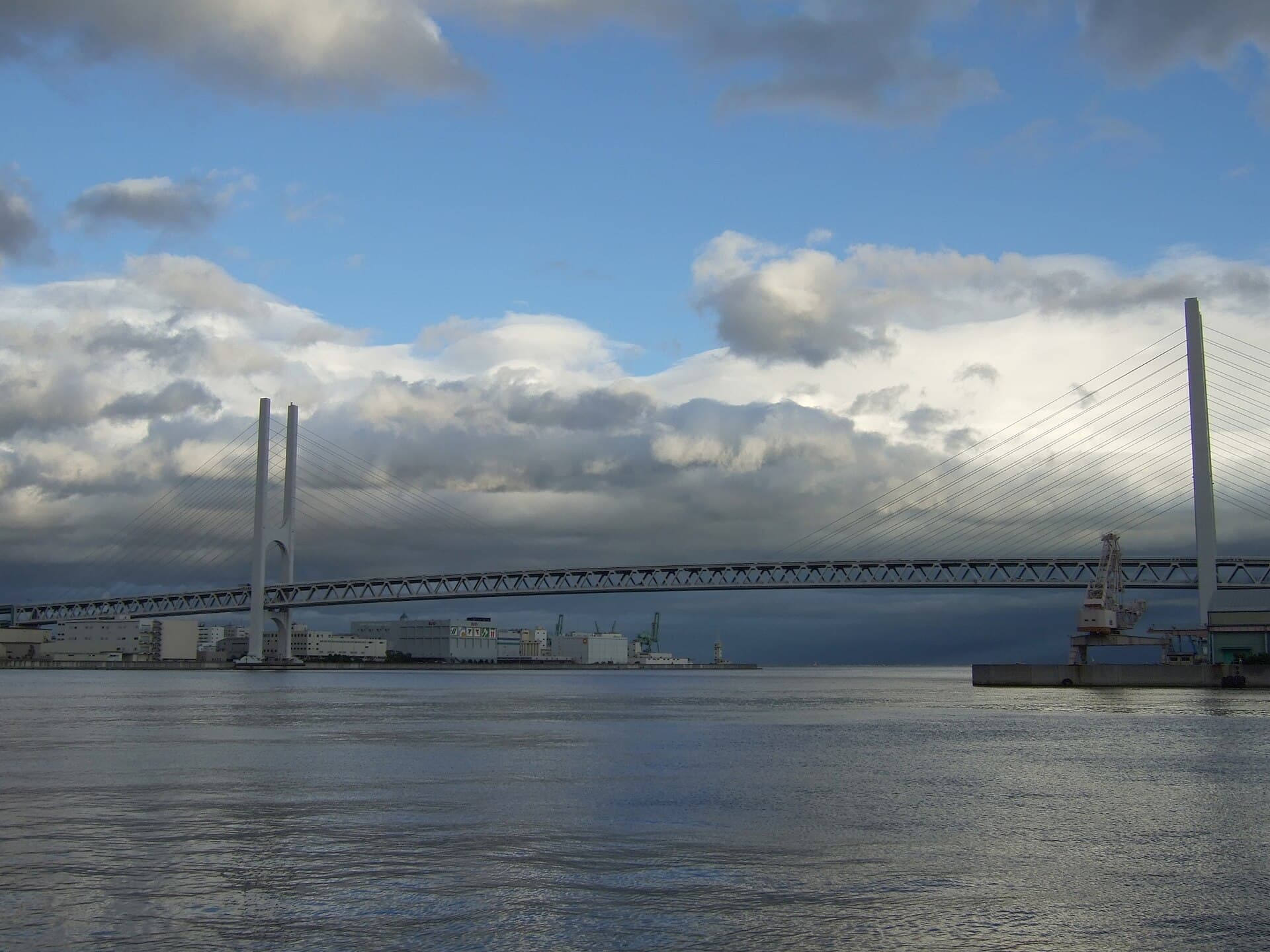 东神户大桥：东神户大桥：Wikimedia Commons 文件「E-kobebridge2928.JPG」中的桥梁实景。