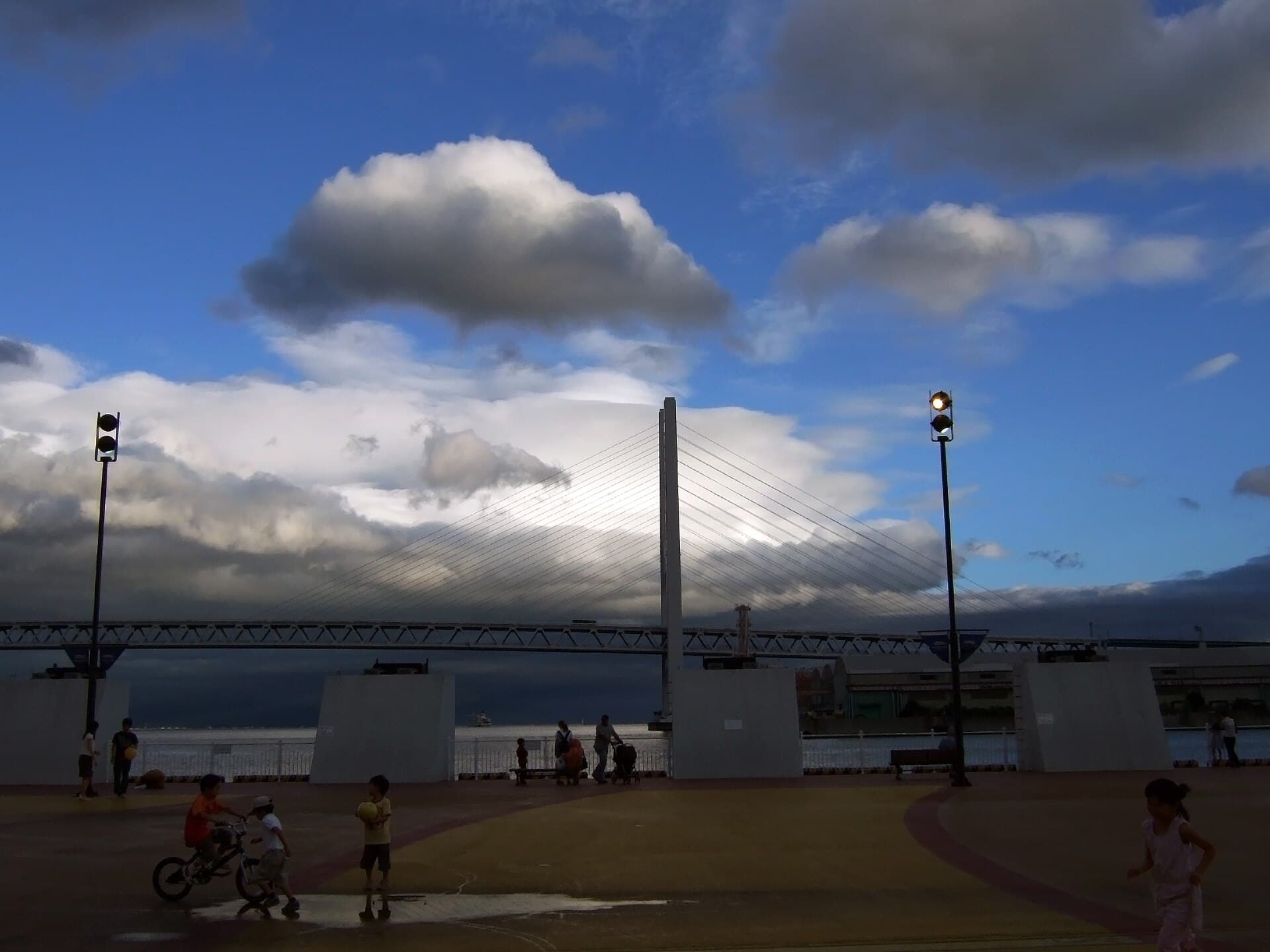 东神户大桥：东神户大桥：Wikimedia Commons 文件「E-kobebridge2932.jpg」中的桥梁实景。