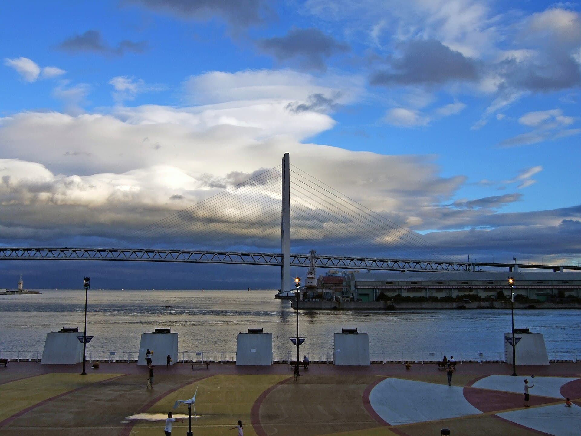 东神户大桥：东神户大桥：Wikimedia Commons 文件「E-kobebridge2936.jpg」中的桥梁实景。