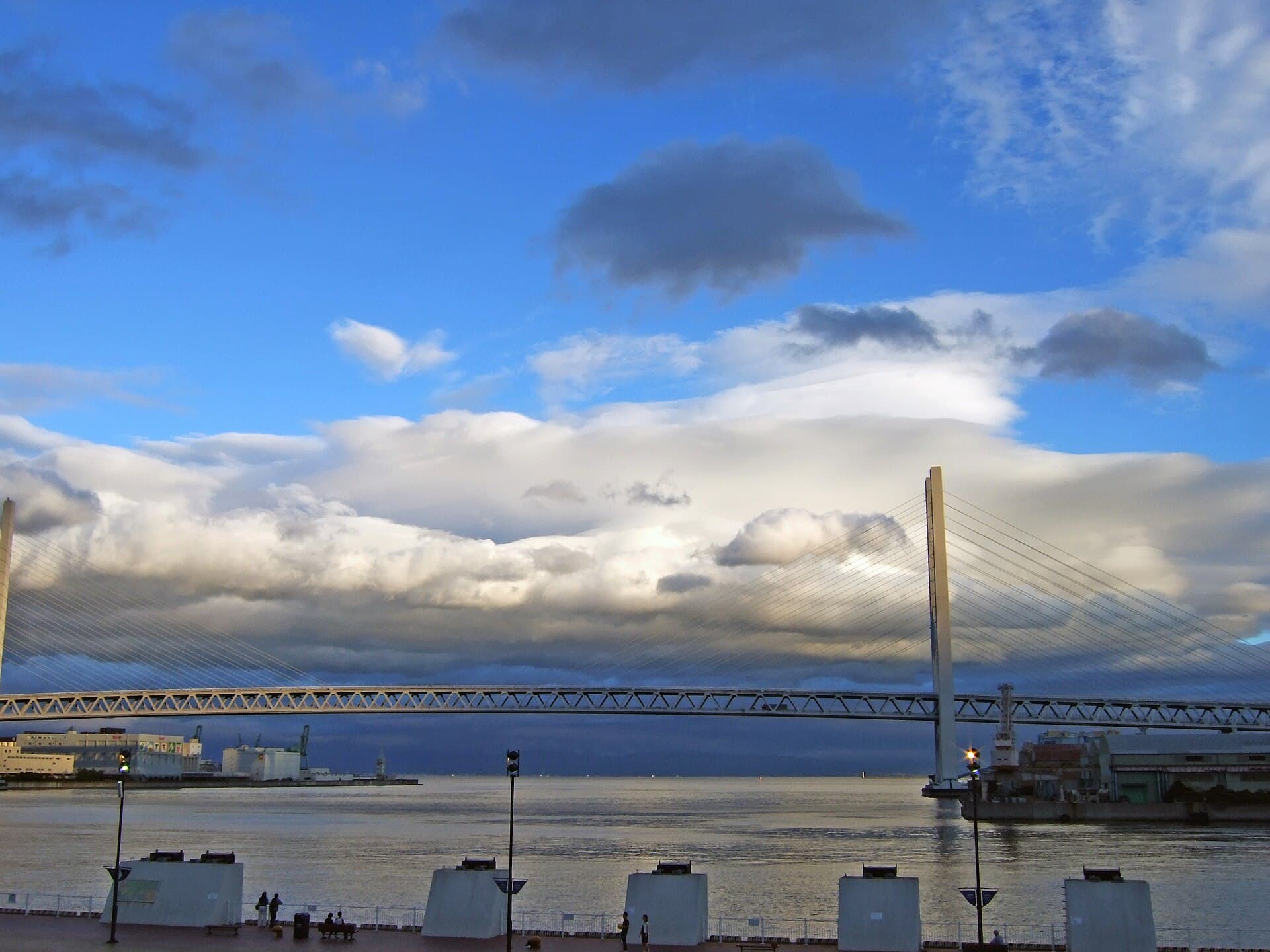 东神户大桥：东神户大桥：Wikimedia Commons 文件「E-kobebridge2941.jpg」中的桥梁实景。