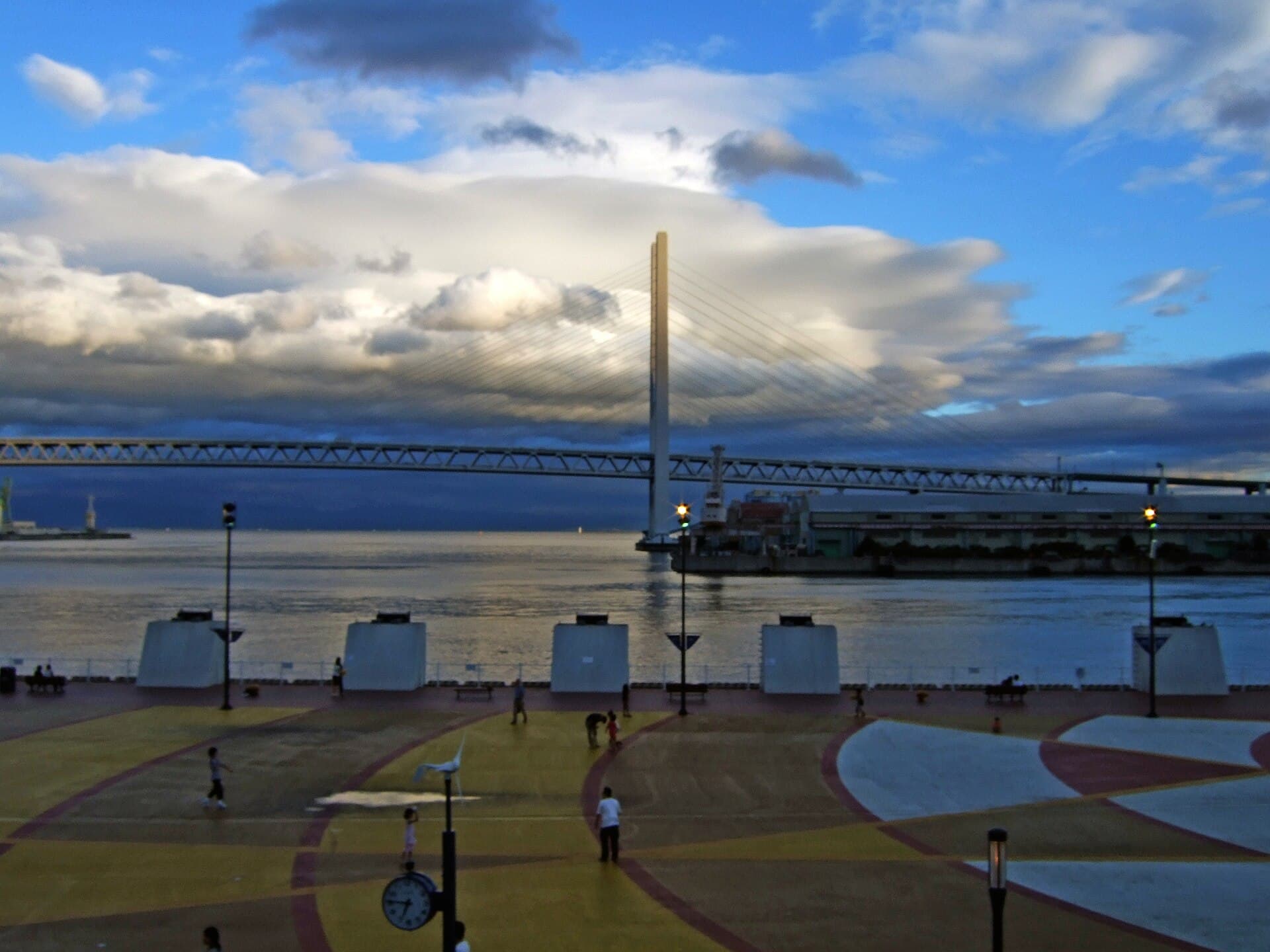 东神户大桥：东神户大桥：Wikimedia Commons 文件「E-kobebridge2944.jpg」中的桥梁实景。