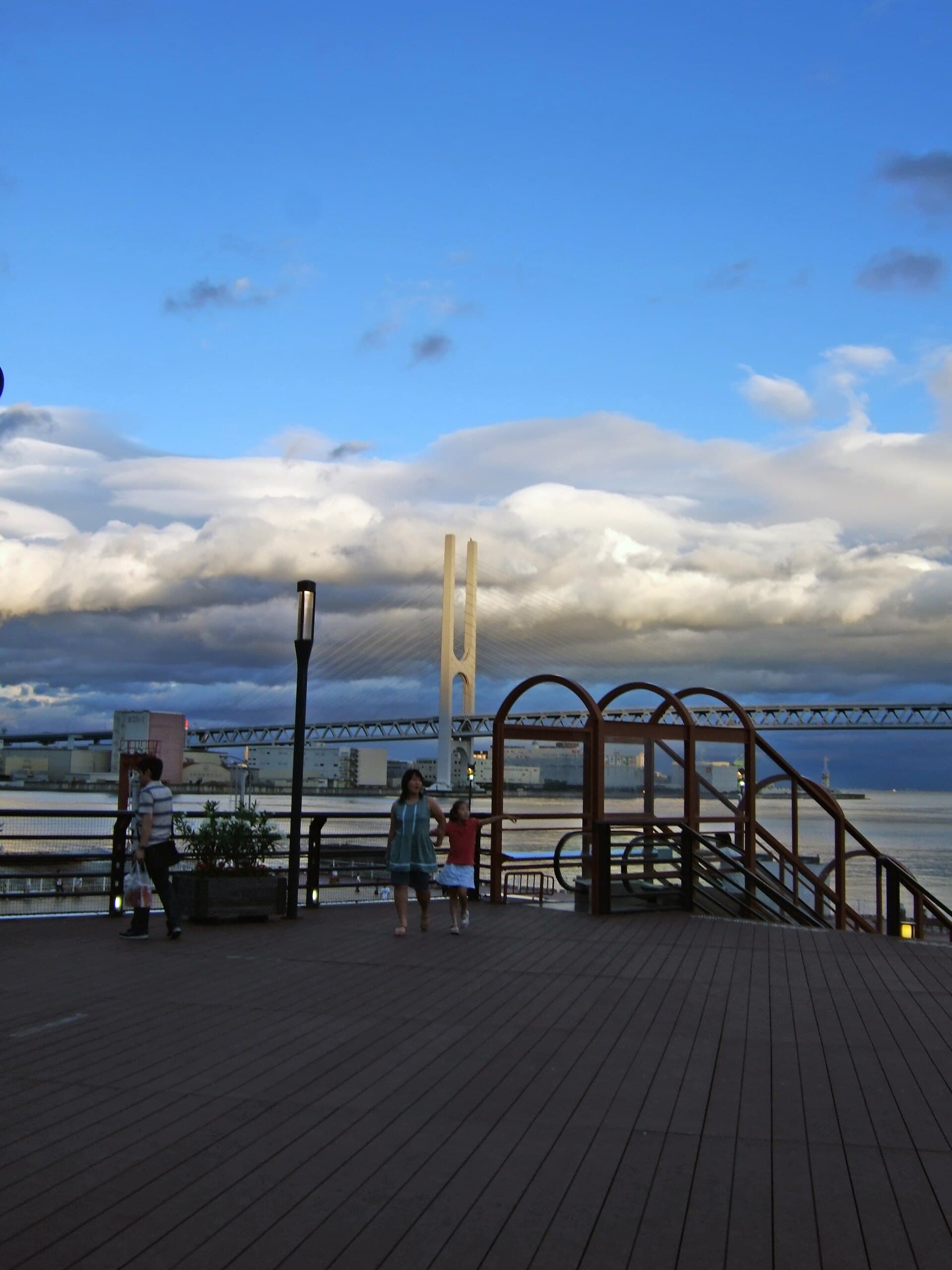 东神户大桥：东神户大桥：Wikimedia Commons 文件「E-kobebridge2947.jpg」中的桥梁实景。