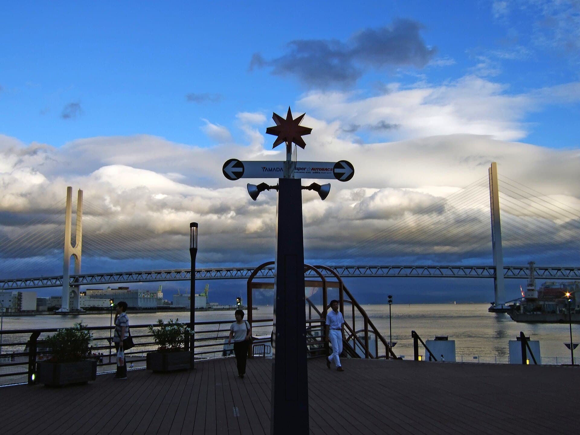 东神户大桥：东神户大桥：Wikimedia Commons 文件「E-kobebridge2948.jpg」中的桥梁实景。