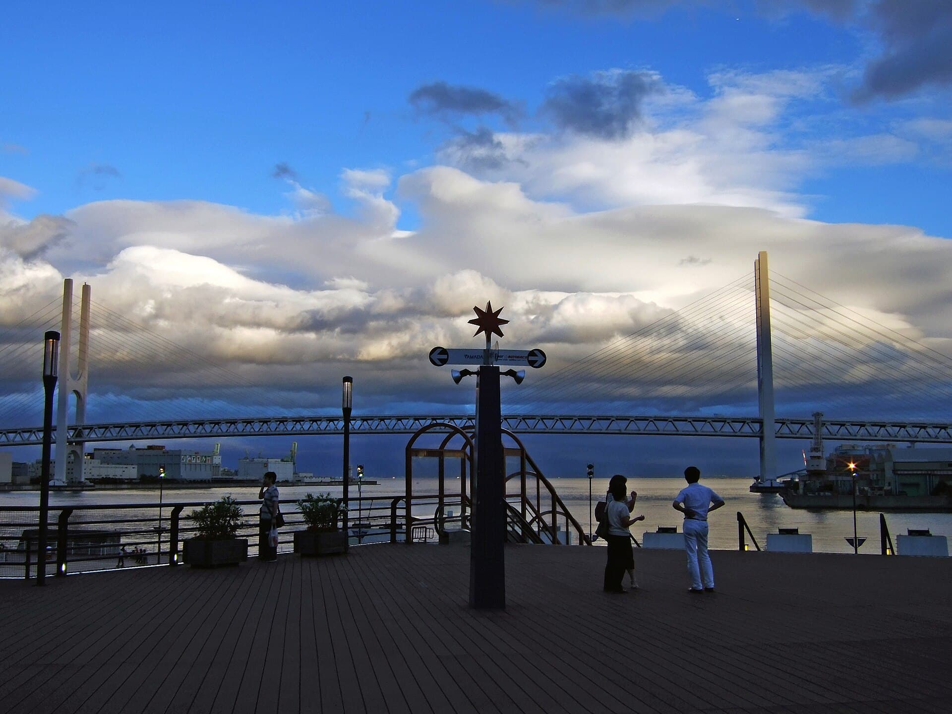 东神户大桥：东神户大桥：Wikimedia Commons 文件「E-kobebridge2949.jpg」中的桥梁实景。