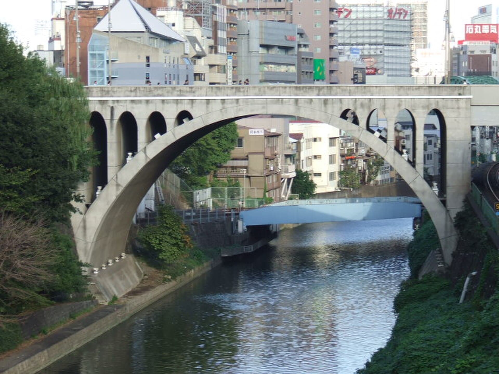 圣桥：圣桥：Wikimedia Commons 文件「Hijiribashi Bridge.jpg」中的桥梁实景。