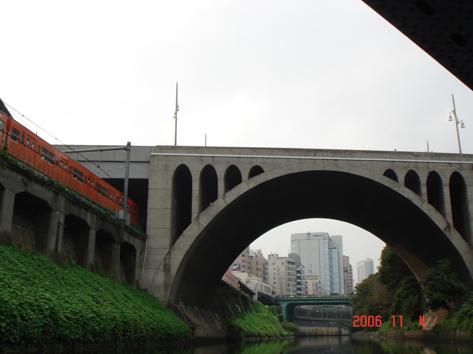 圣桥：圣桥：Wikimedia Commons 文件「HijiriBridge.jpg」中的桥梁实景。