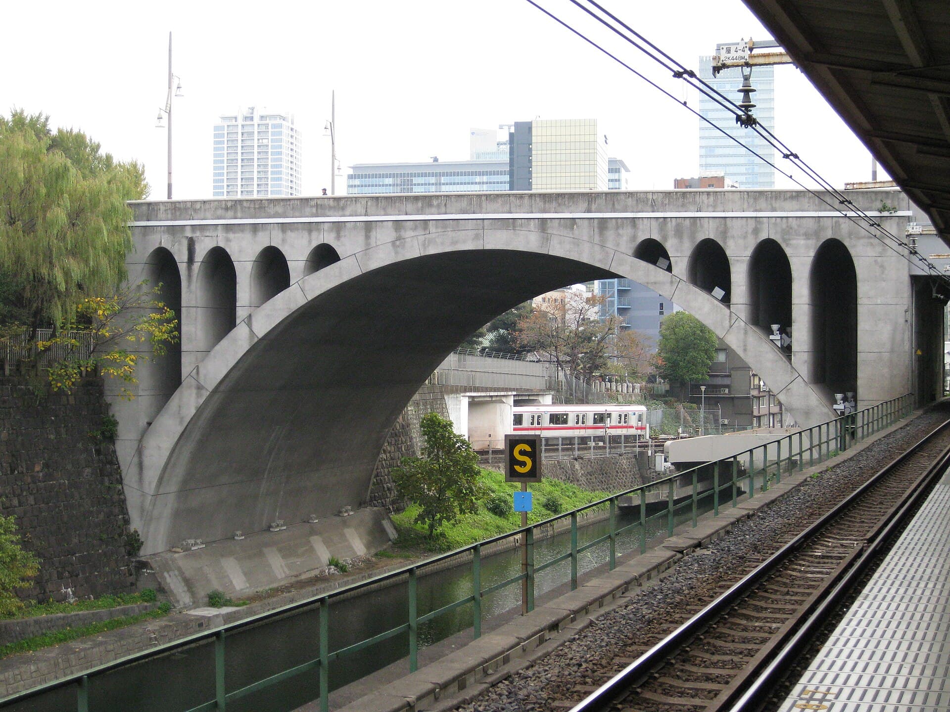 圣桥：圣桥：Wikimedia Commons 文件「Hijiri Biridge from station.JPG」中的桥梁实景。