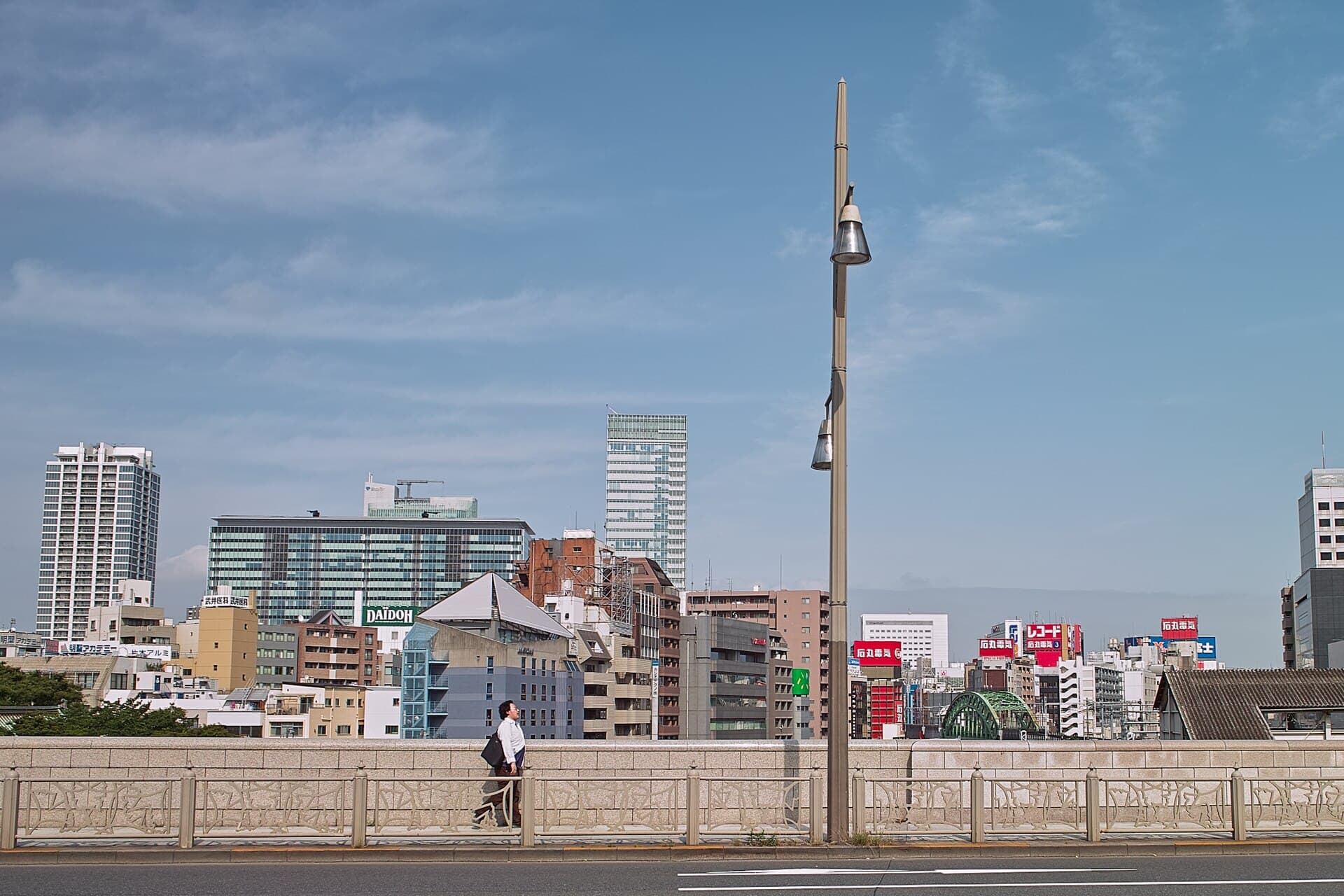 圣桥：圣桥：Wikimedia Commons 文件「聖橋Ⅵ.jpg」中的桥梁实景。