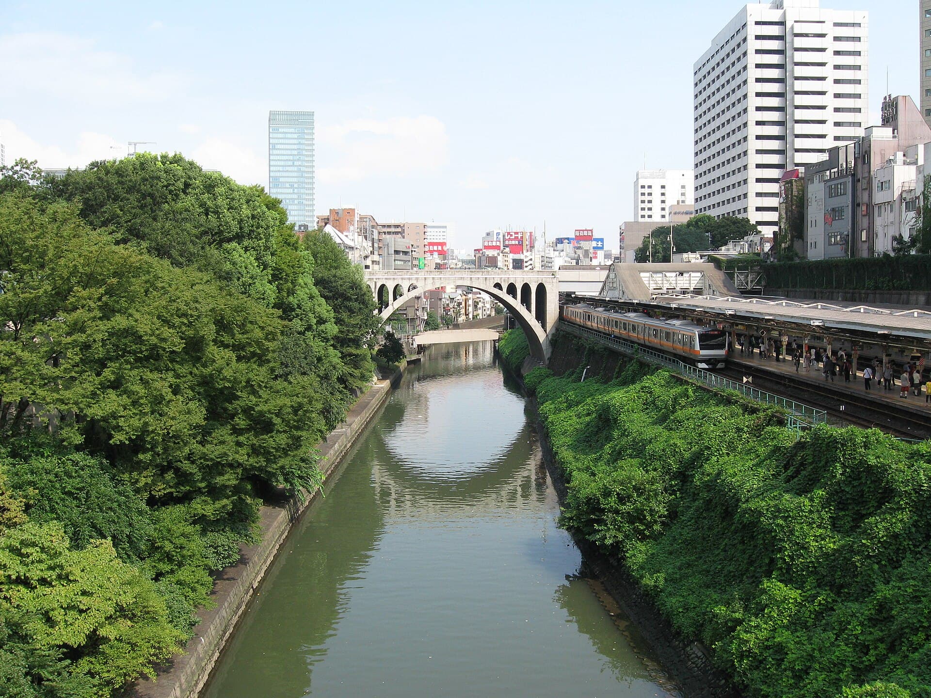 圣桥：圣桥：Wikimedia Commons 文件「御茶ノ水、 聖橋、神田川 - panoramio.jpg」中的桥梁实景。