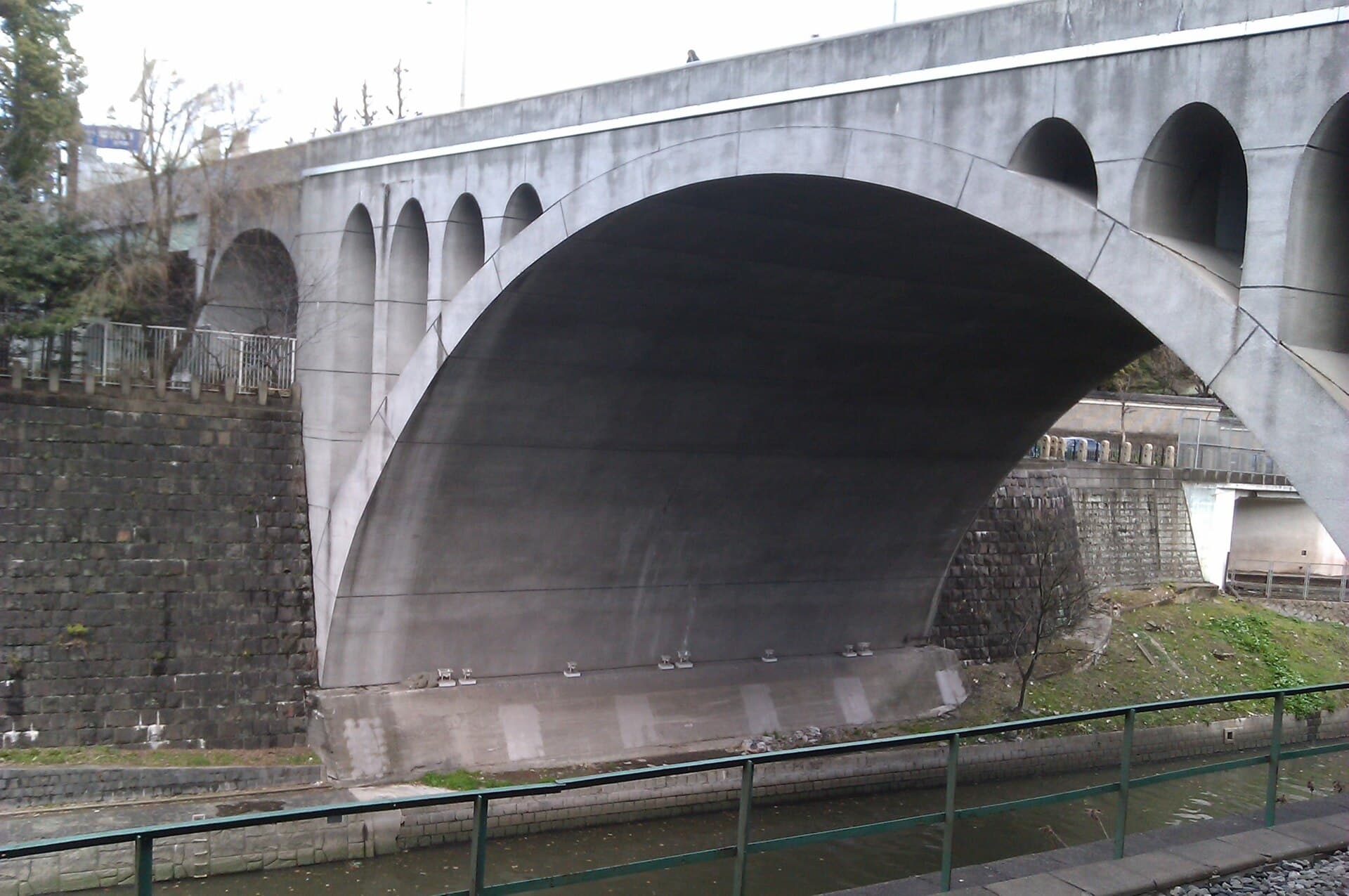 圣桥：圣桥：Wikimedia Commons 文件「御茶ノ水駅より聖橋 (Hijiri bridge from Ochanomizu station) - panoramio.jpg」中的桥梁实景。