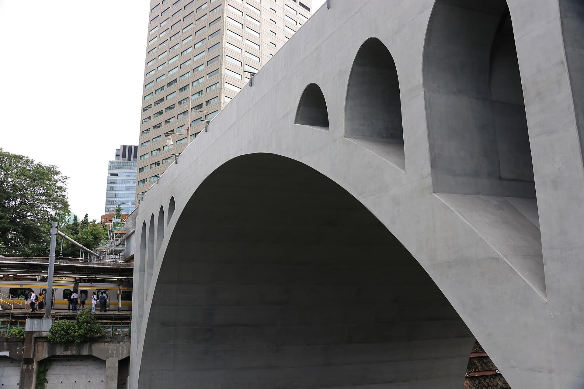 圣桥：圣桥：Wikimedia Commons 文件「聖橋東側.jpg」中的桥梁实景。