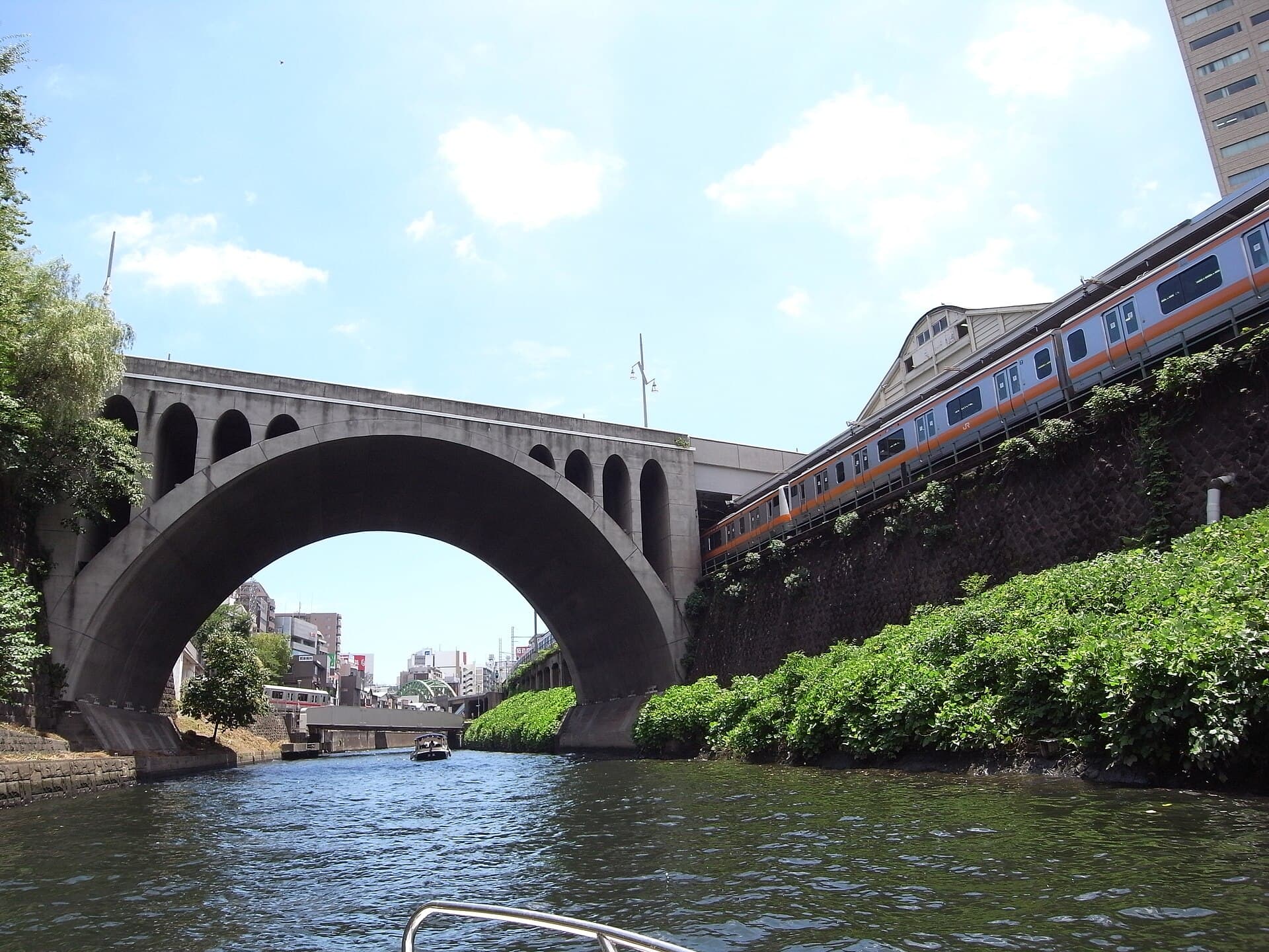 圣桥：圣桥：Wikimedia Commons 文件「Hijiri Bridge seen from a boat on the Kanda River - Jul 18, 2010.jpg」中的桥梁实景。