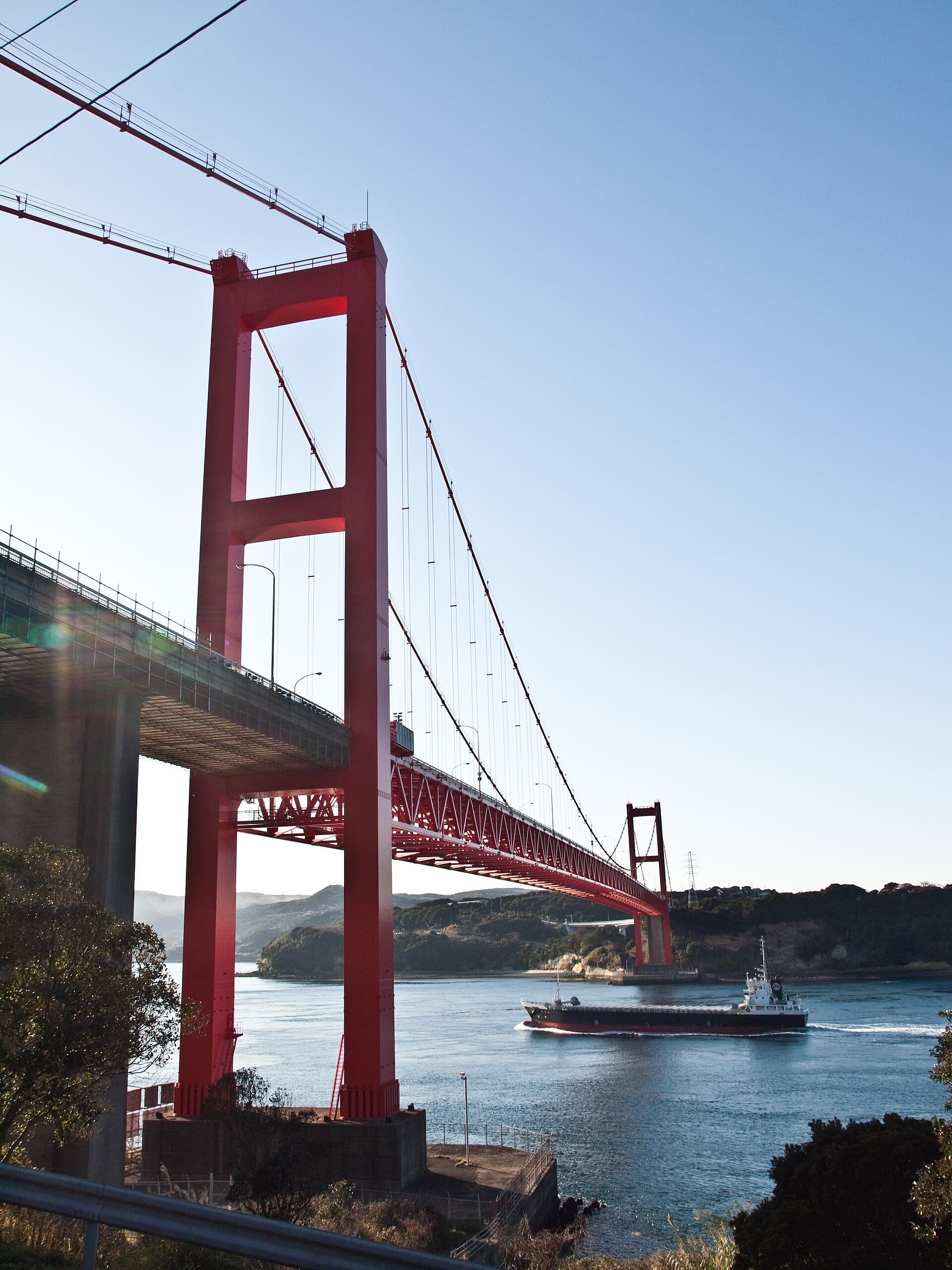平户大桥：平户大桥：Wikimedia Commons 文件「Hirado Bridge 1031186.jpg」中的桥梁实景。