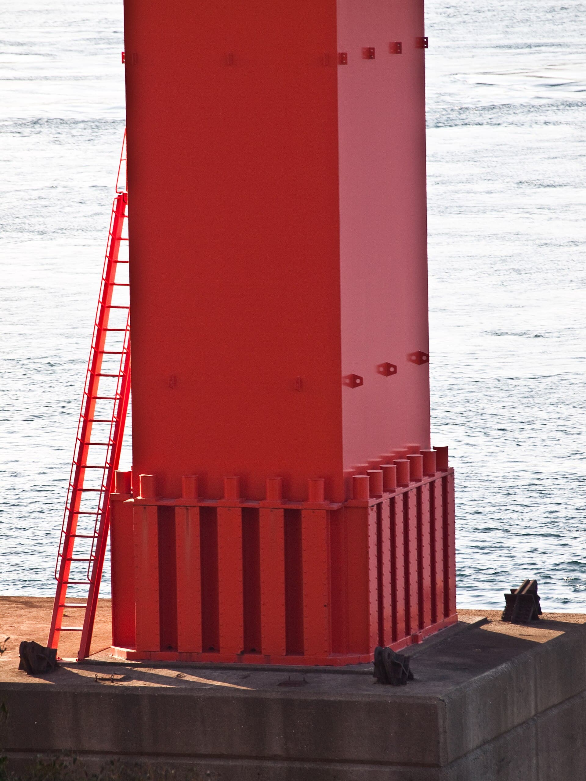 平户大桥：平户大桥：Wikimedia Commons 文件「Hirado Bridge 1031190.jpg」中的桥梁实景。