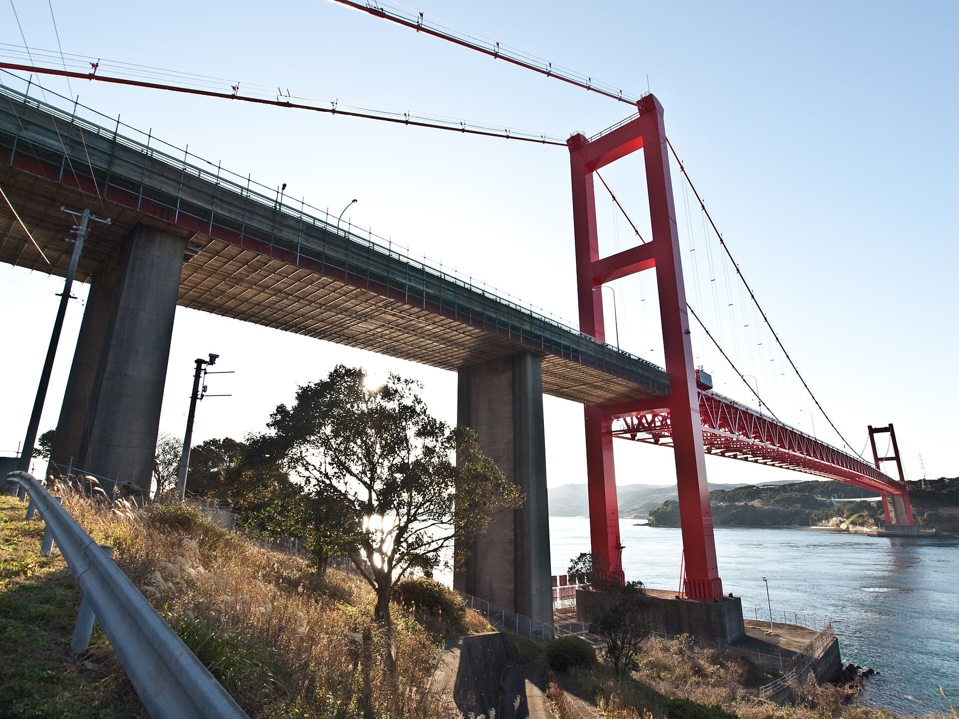 平户大桥：平户大桥：Wikimedia Commons 文件「Hirado Bridge 1031198.jpg」中的桥梁实景。