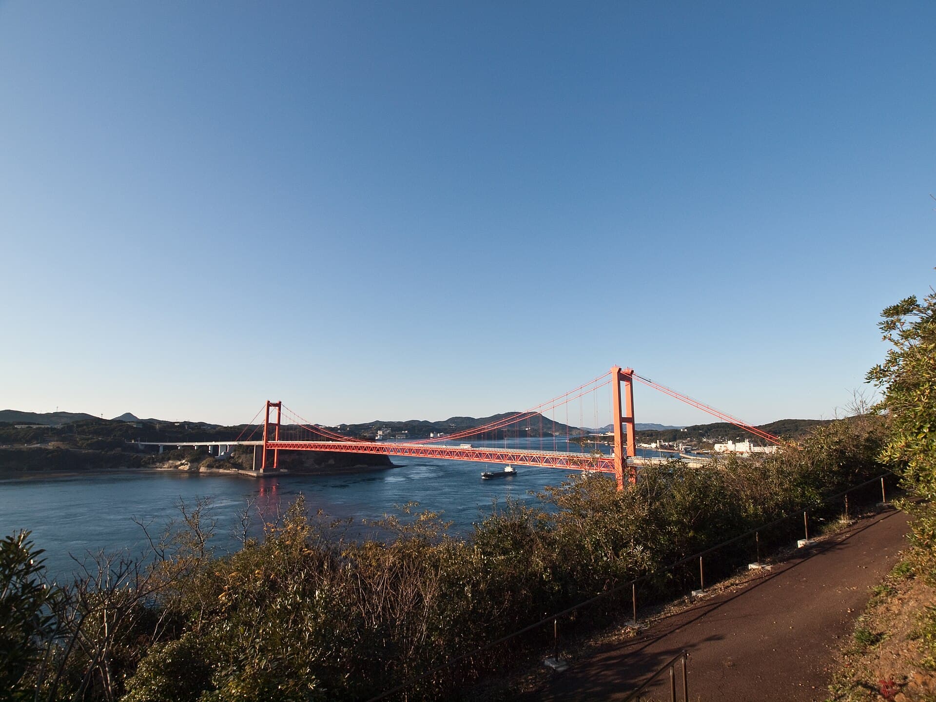 平户大桥：平户大桥：Wikimedia Commons 文件「Hirado Bridge 1031201.jpg」中的桥梁实景。
