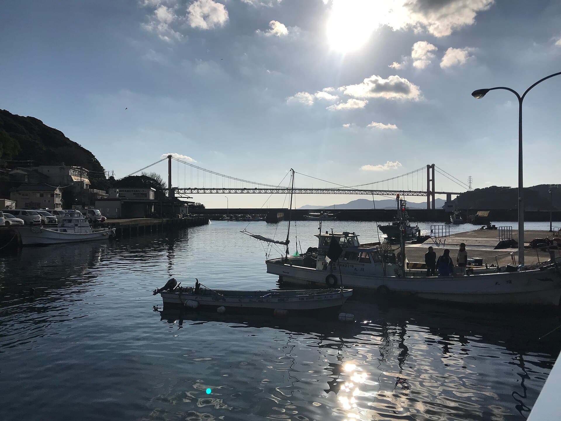 平户大桥：平户大桥：Wikimedia Commons 文件「Hirado Bridge and Tabira Port 2.jpg」中的桥梁实景。