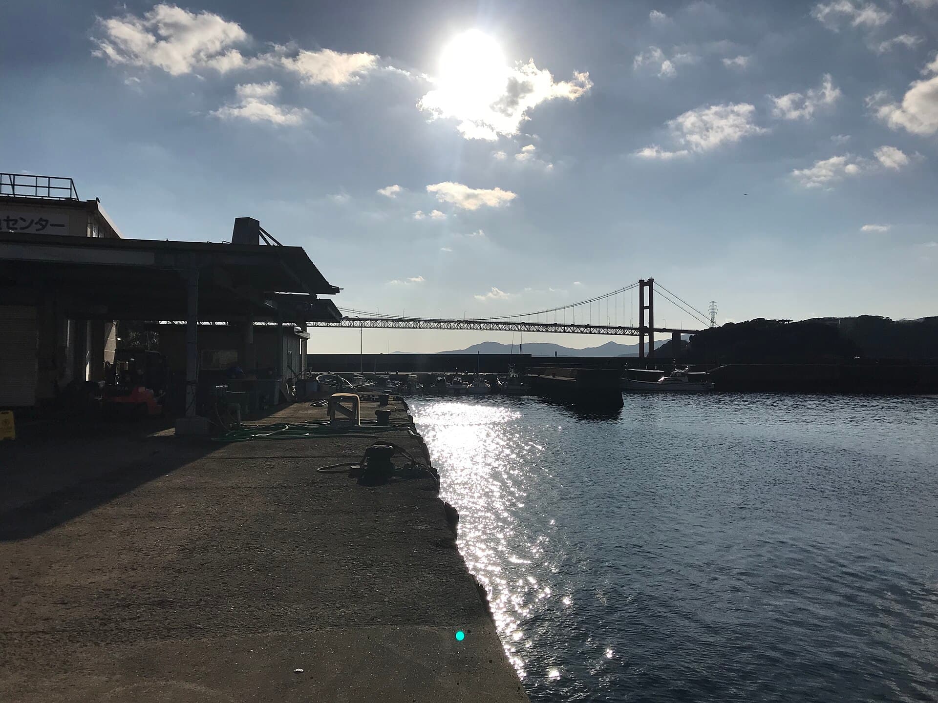 平户大桥：平户大桥：Wikimedia Commons 文件「Hirado Bridge and Tabira Port 3.jpg」中的桥梁实景。