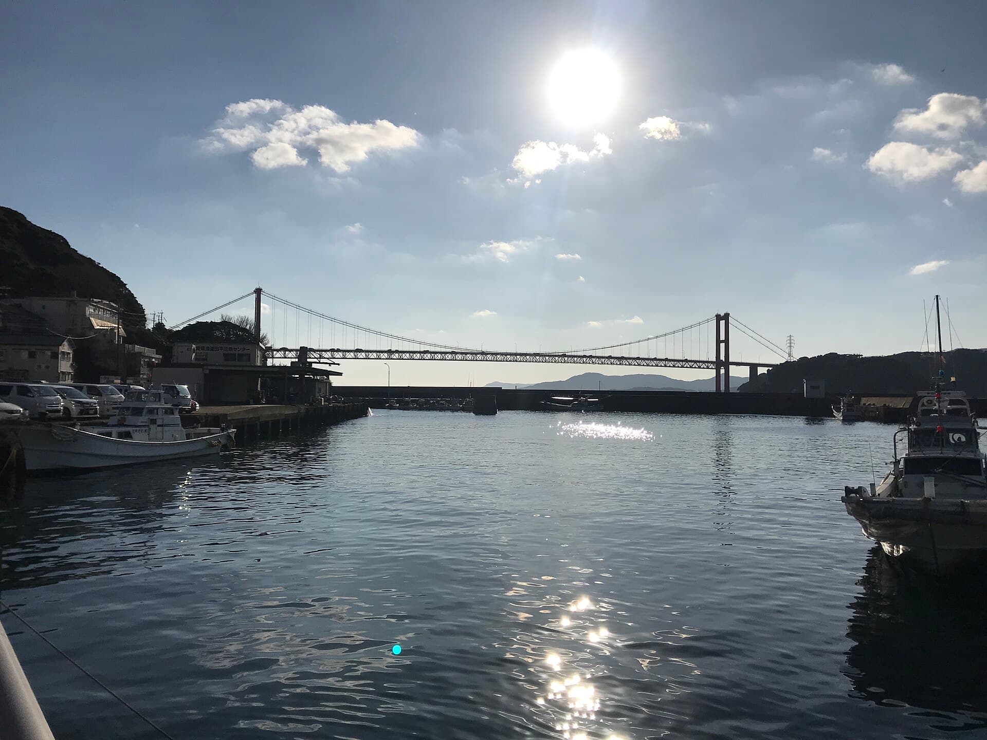 平户大桥：平户大桥：Wikimedia Commons 文件「Hirado Bridge and Tabira Port 4.jpg」中的桥梁实景。