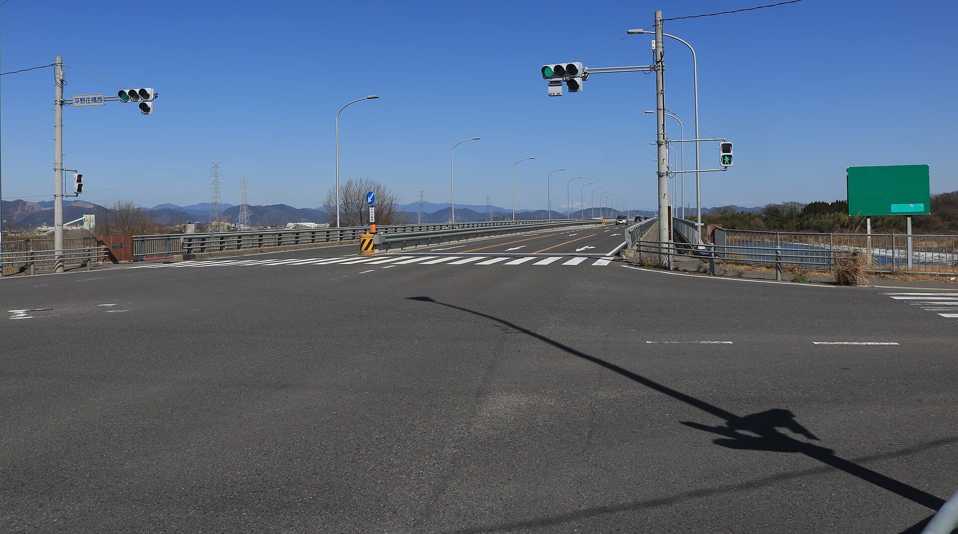 平野庄桥：平野庄桥：Wikimedia Commons 文件「Hiranosho Bridge s4.jpg」中的桥梁实景。