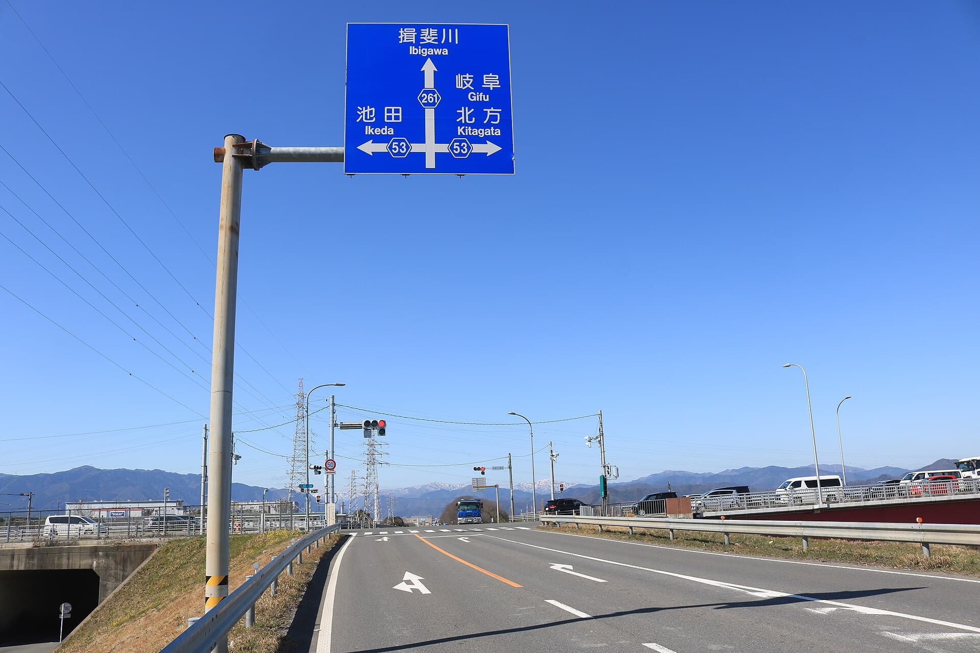 平野庄桥：平野庄桥：Wikimedia Commons 文件「Gifu Prefectural Road Route 261 and Gifu Prefectural Road Route 53.jpg」中的桥梁实景。