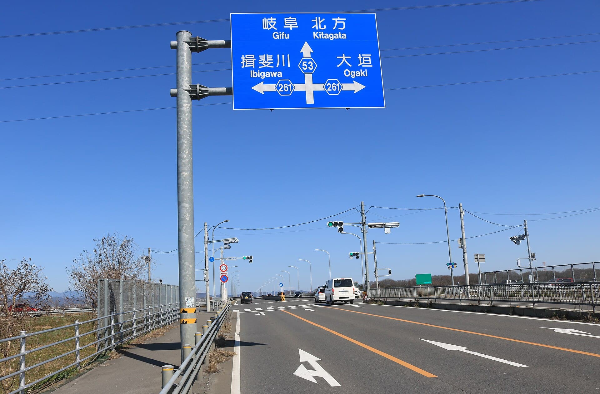 平野庄桥：平野庄桥：Wikimedia Commons 文件「Gifu Prefectural Road Route 53 and Gifu Prefectural Road Route 261.jpg」中的桥梁实景。