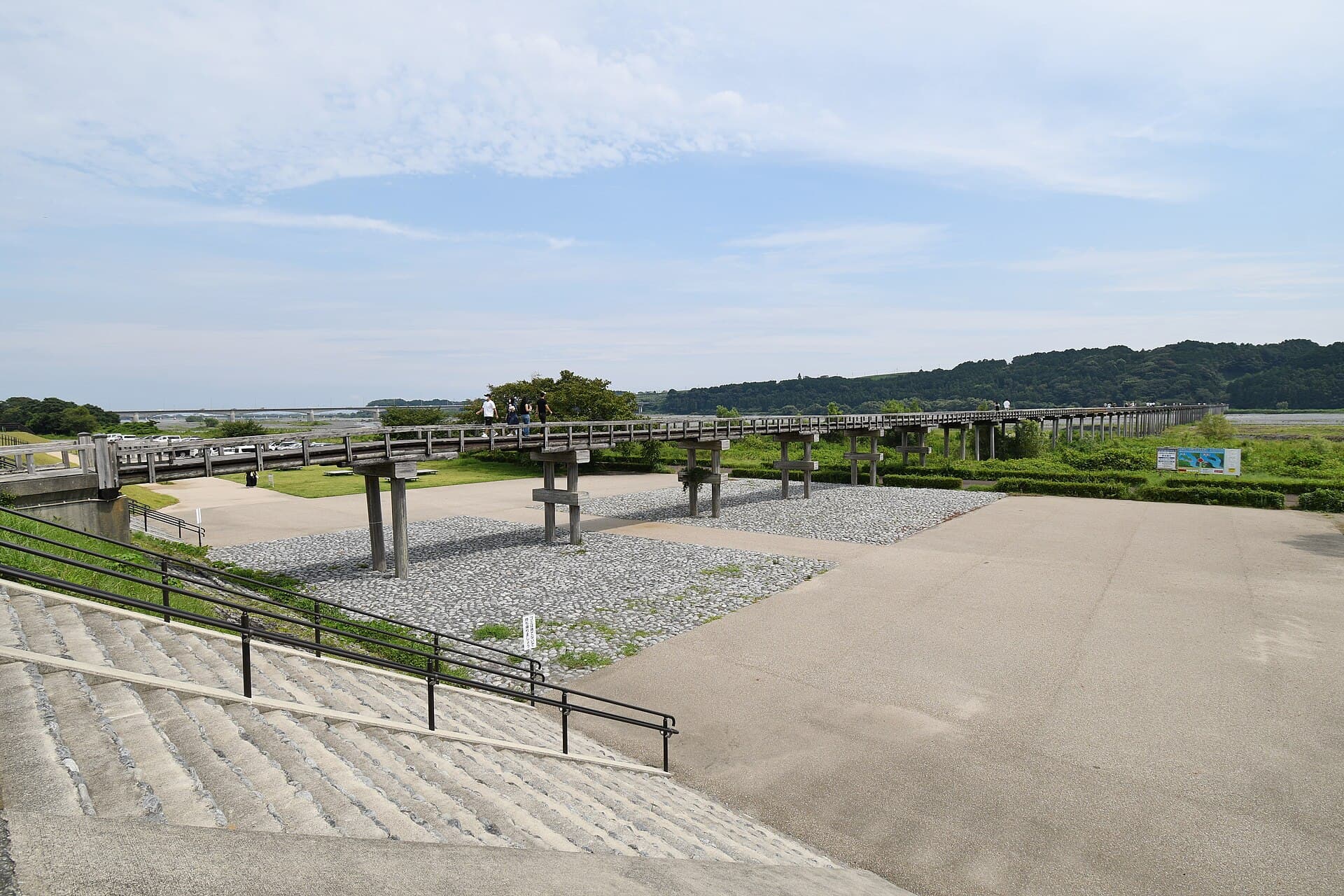 蓬莱桥：蓬莱桥：Wikimedia Commons 文件「Horai Bridge (Shimada)-3.jpg」中的桥梁实景。