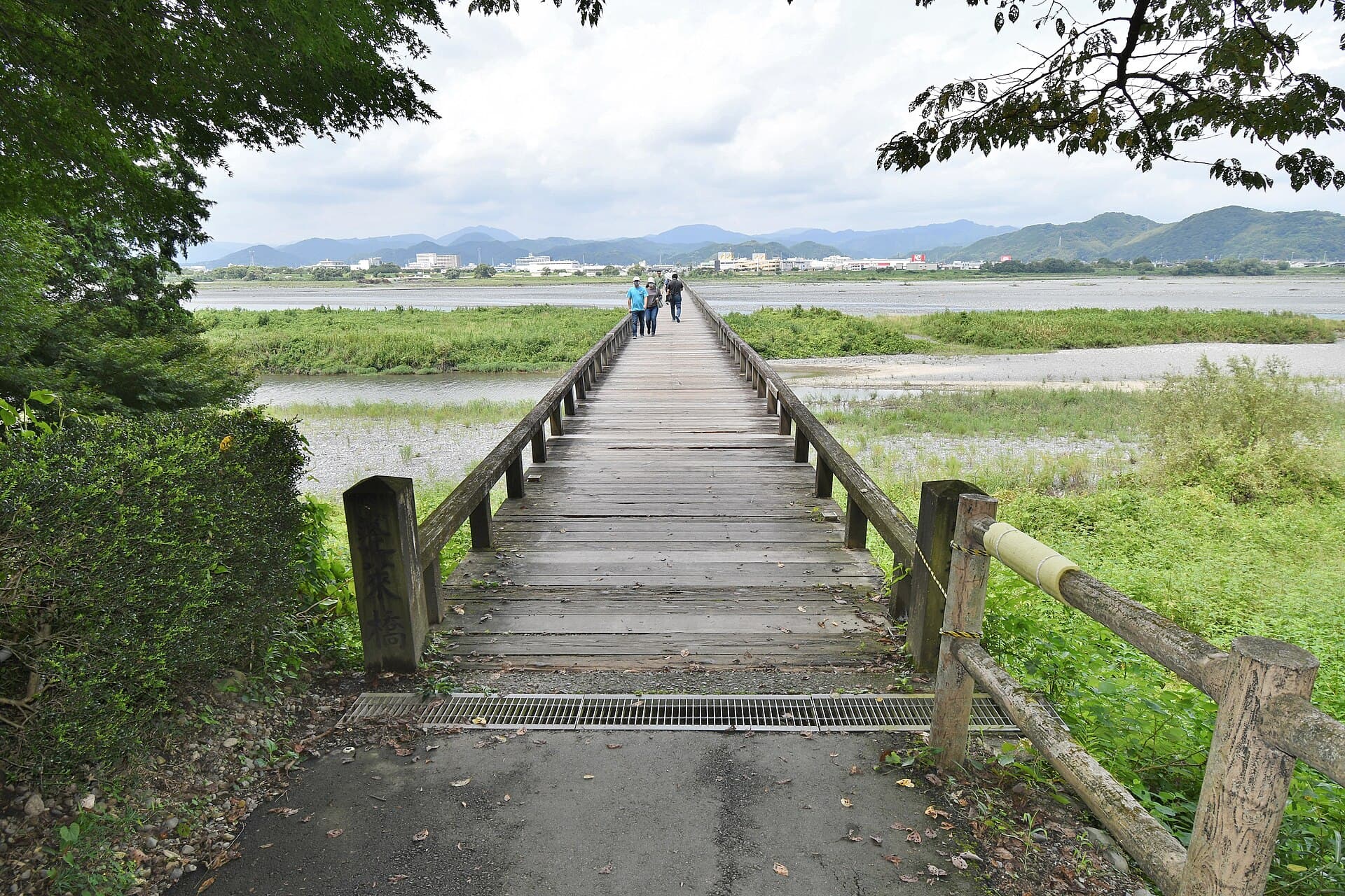 蓬莱桥：蓬莱桥：Wikimedia Commons 文件「Horai Bridge (Shimada)-6.jpg」中的桥梁实景。