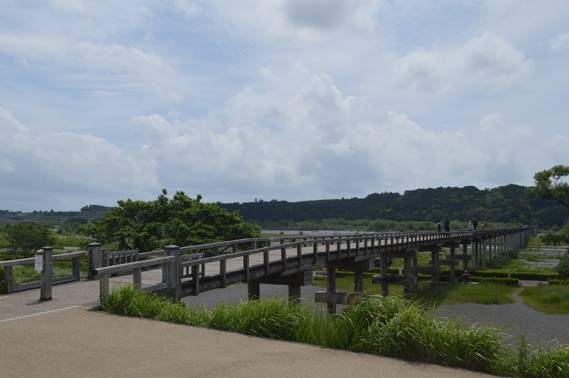 蓬莱桥：蓬莱桥：Wikimedia Commons 文件「Horai Bridge ac (1).jpg」中的桥梁实景。