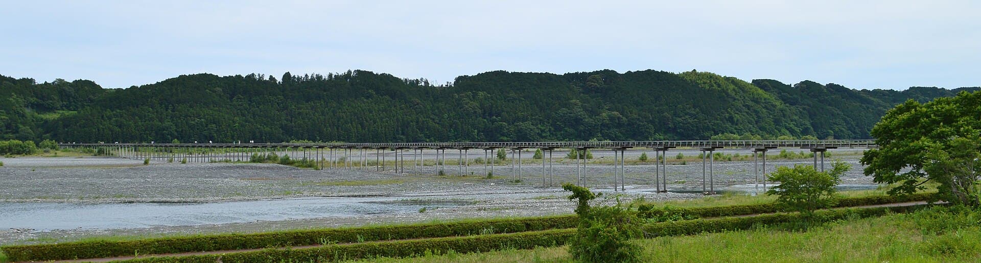 蓬莱桥：蓬莱桥：Wikimedia Commons 文件「Horai-bashi (Shimada)-1.JPG」中的桥梁实景。