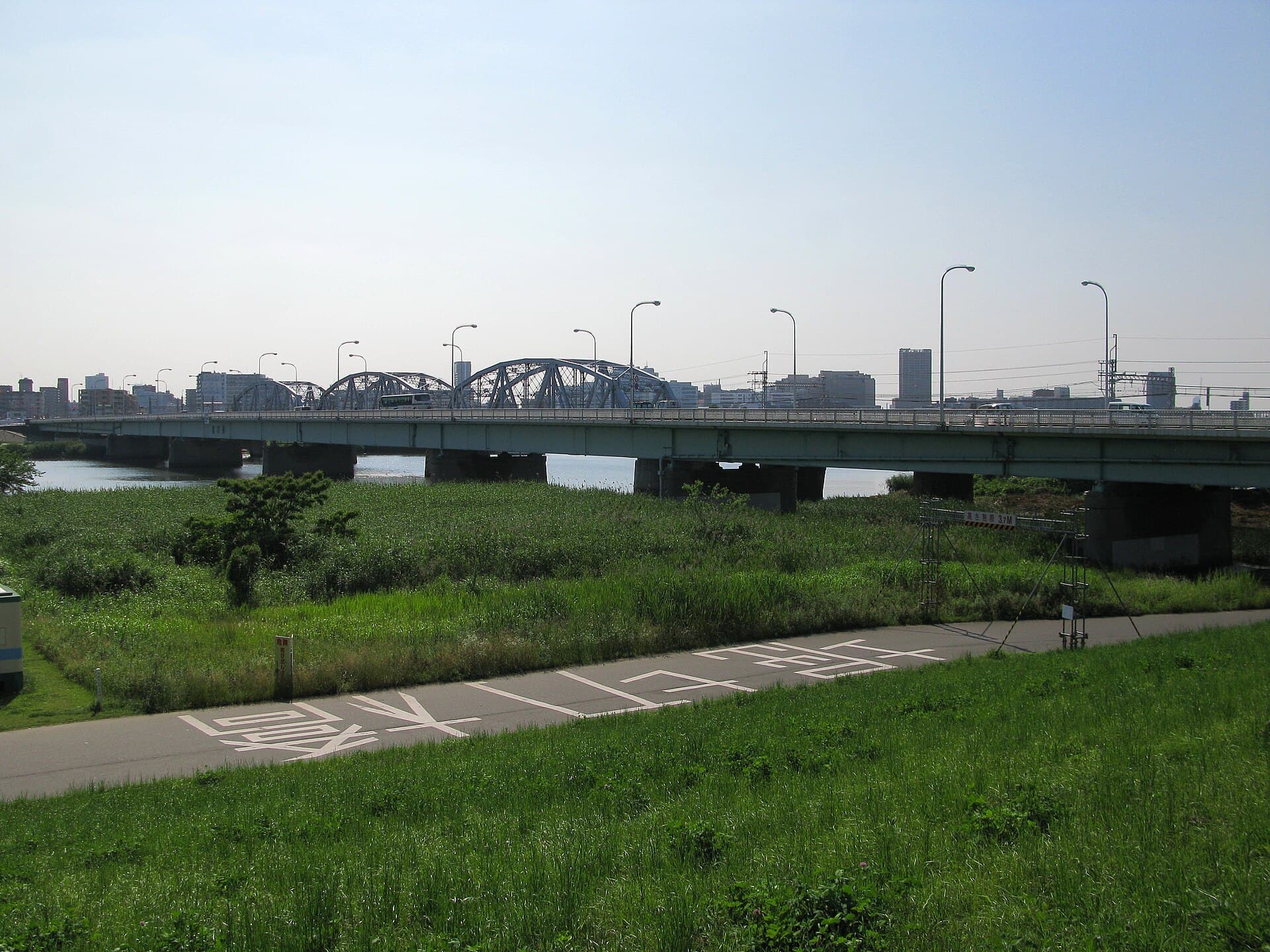 堀切桥：堀切桥：Wikimedia Commons 文件「Katsushika Tokyo Horikiri Bridge 1.JPG」中的桥梁实景。
