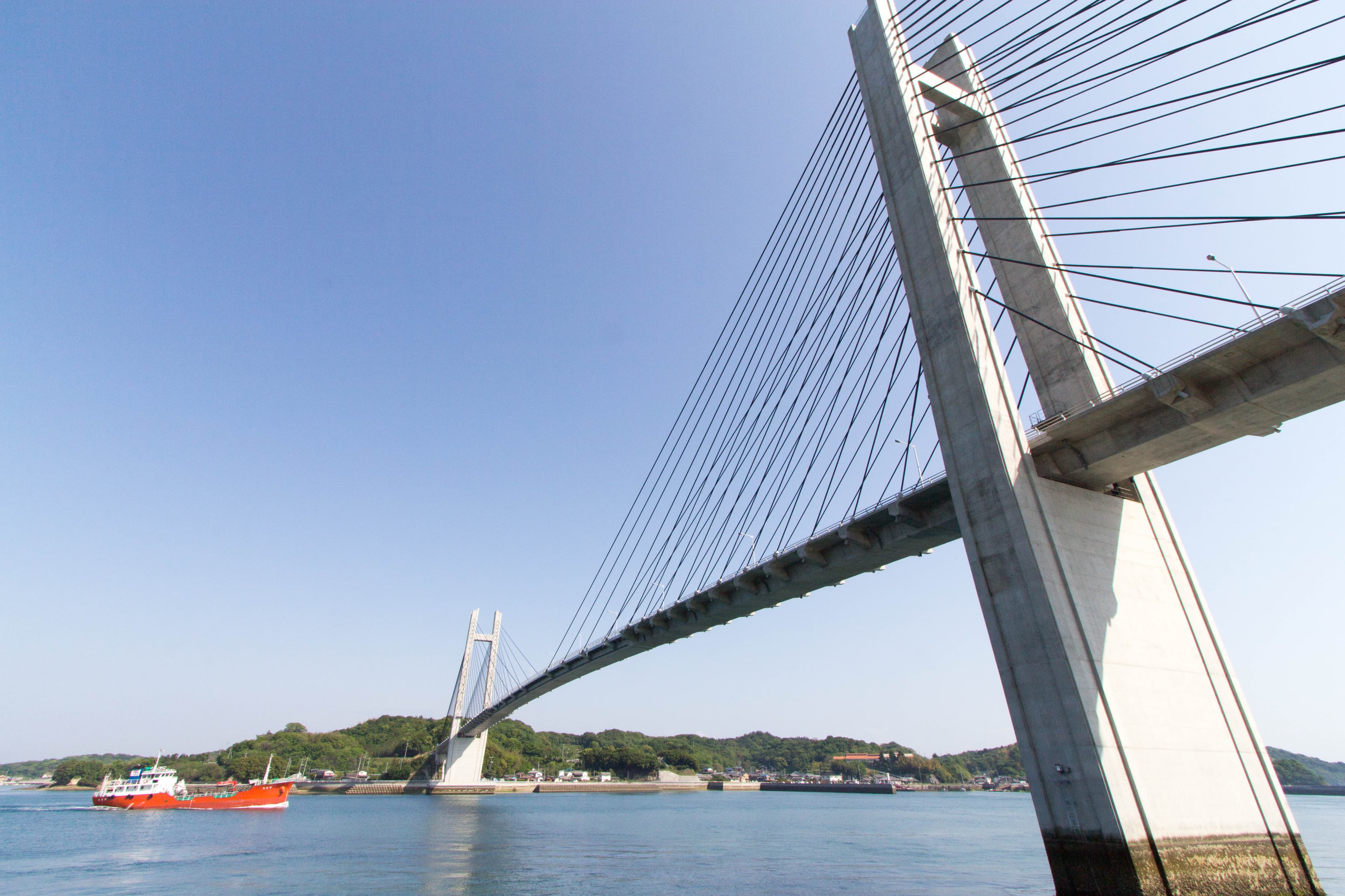 生名桥：生名橋：跨海结构与岛屿环境。