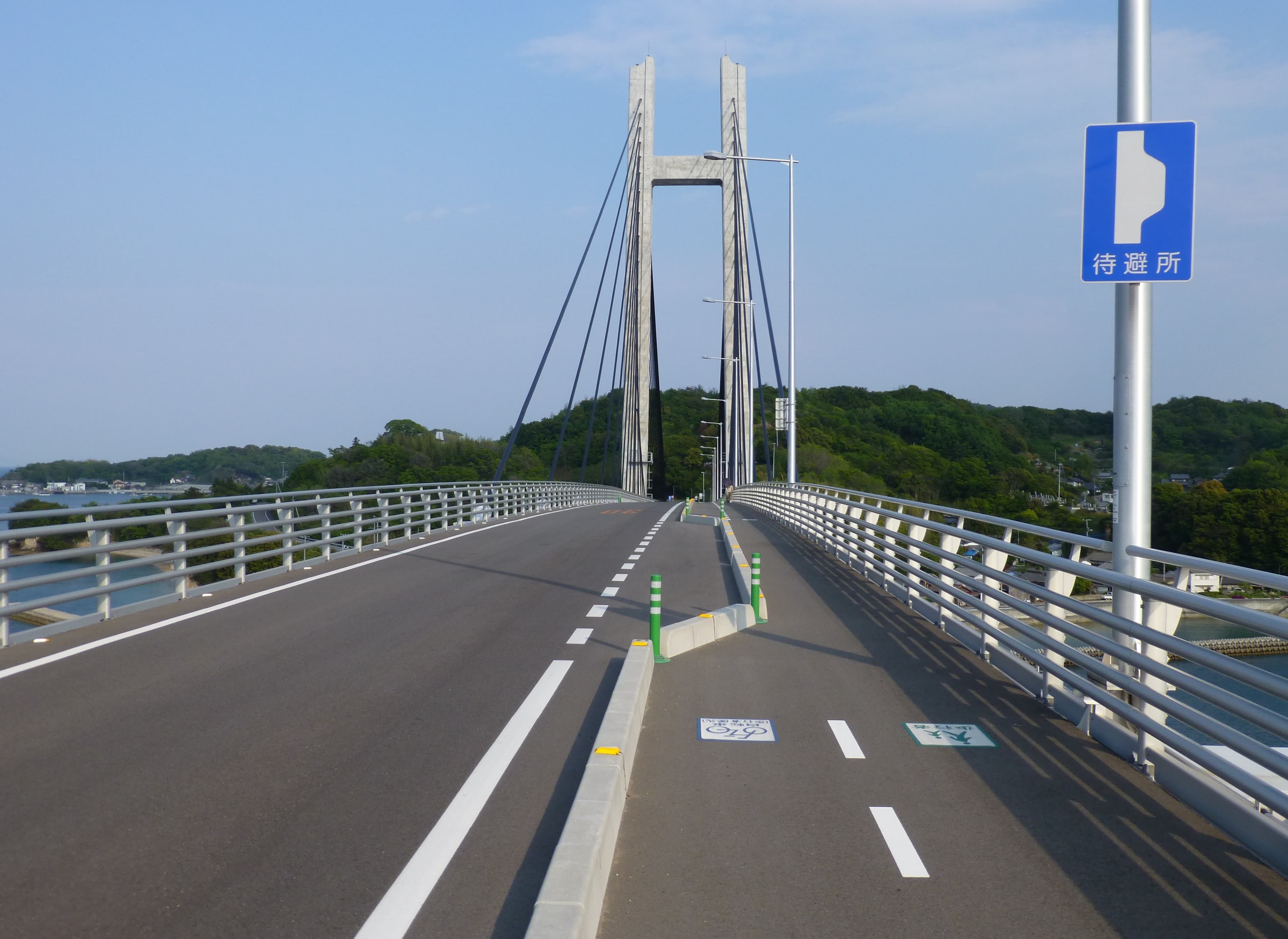 生名桥：生名橋：从桥面观察桥塔与斜拉索布置。