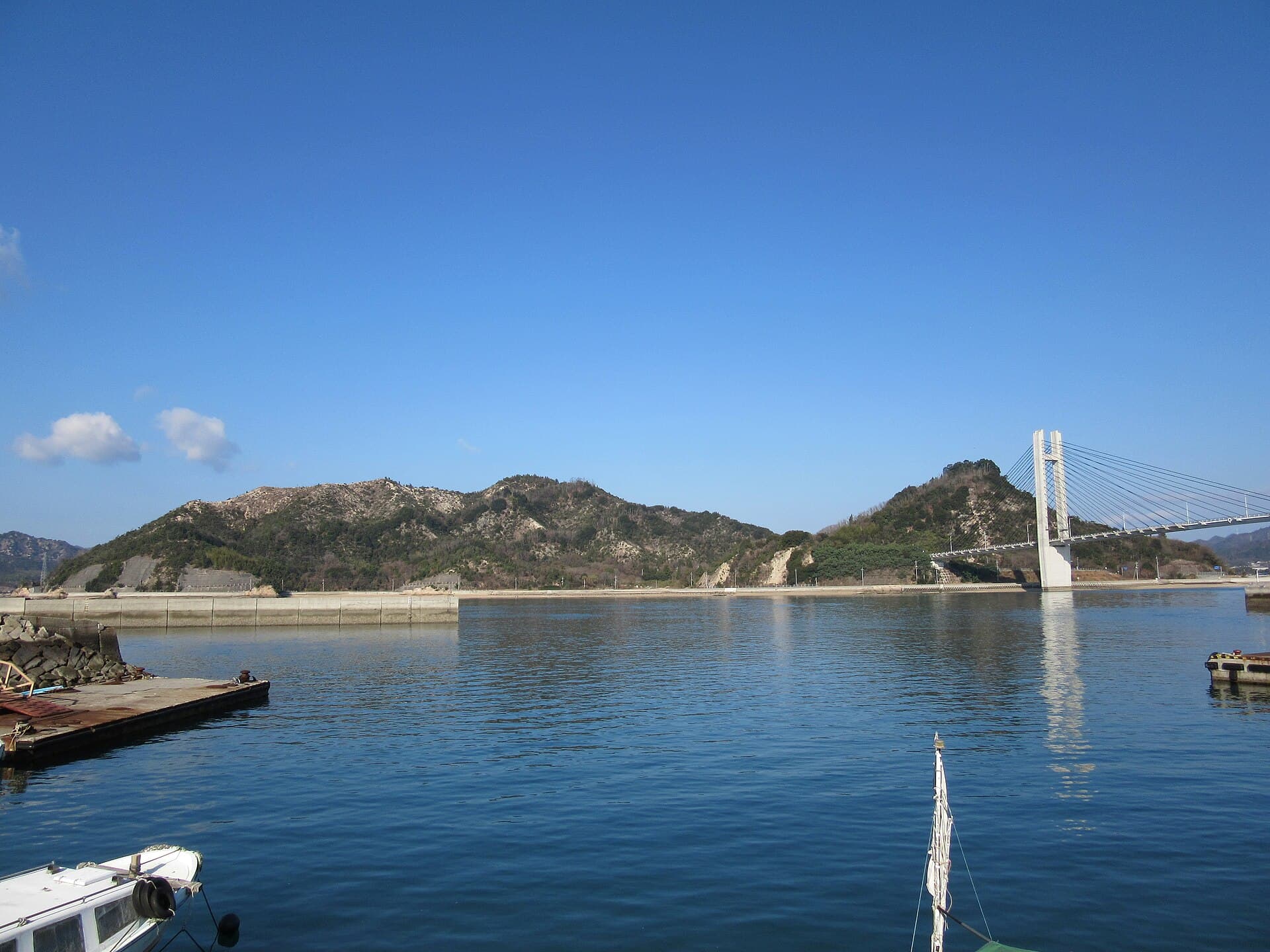 生名桥：生名橋：从海面远景观察桥梁与岛屿环境。