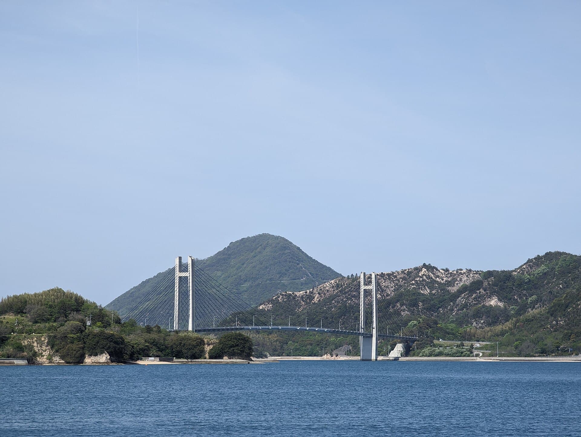 生名桥：生名橋：从海面正面观察双塔、斜拉索与中央跨。