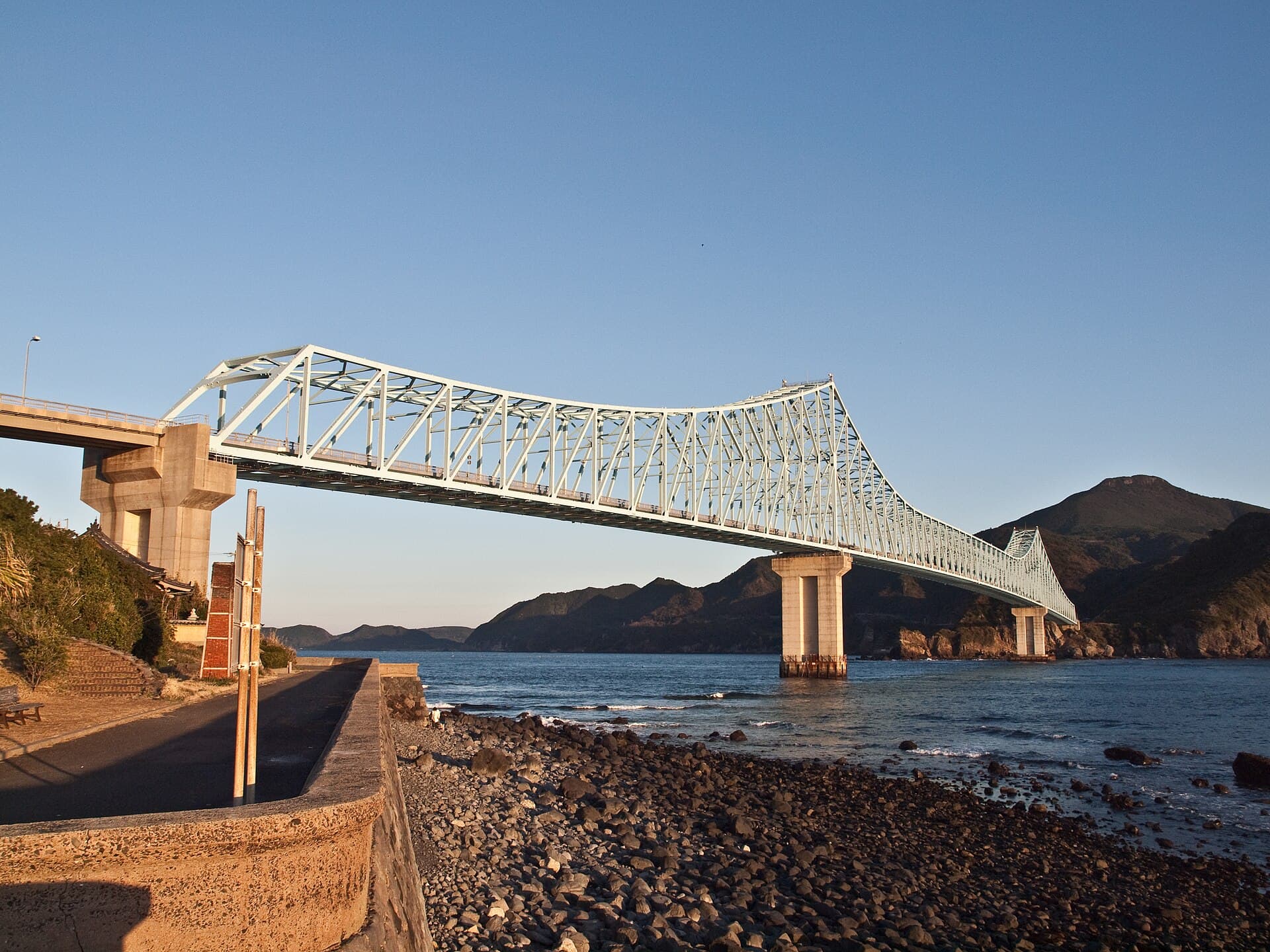 生月大桥：生月大桥：Wikimedia Commons 文件「Ikitsuki Bridge 1031222.jpg」中的桥梁实景。
