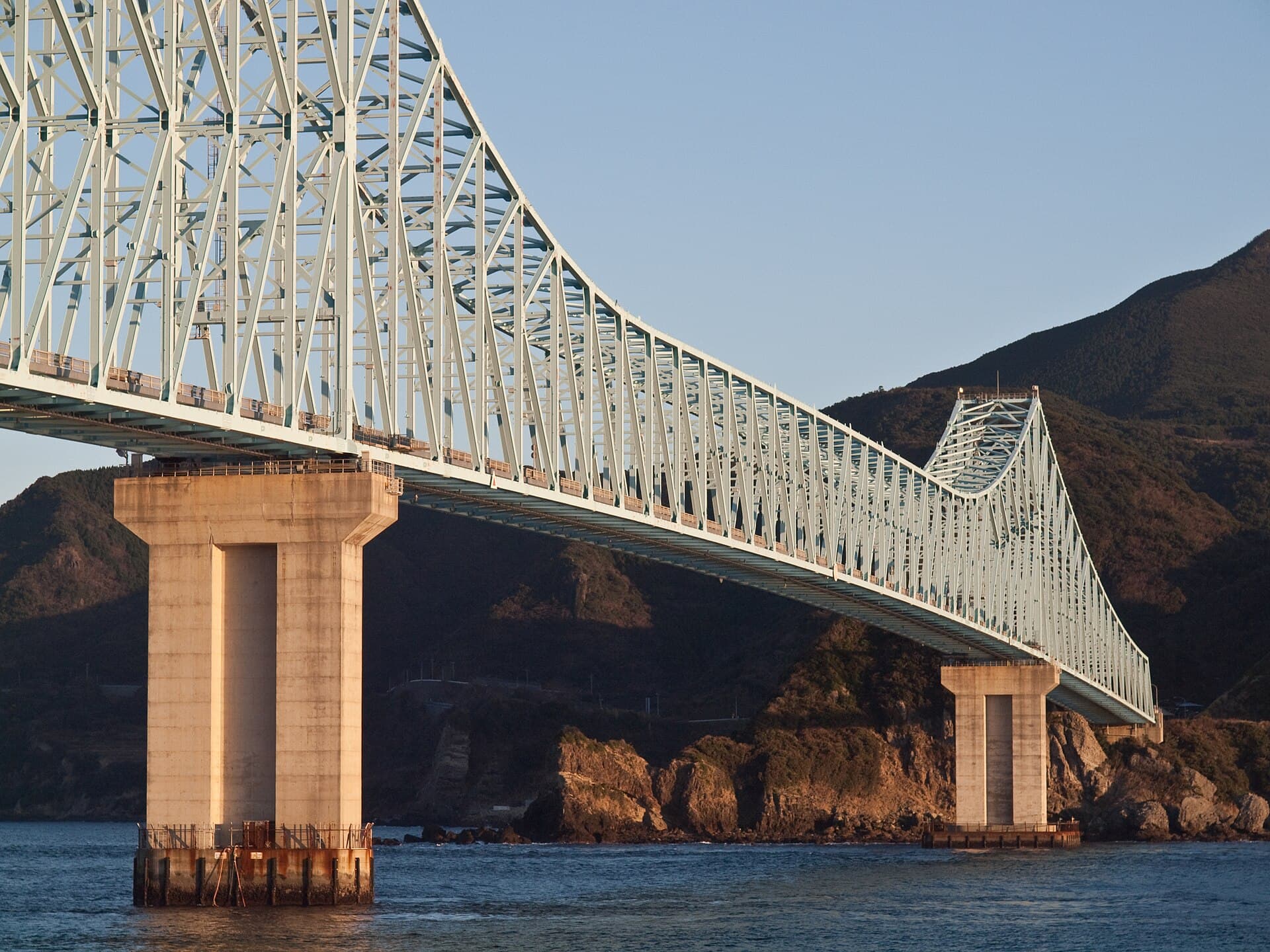 生月大桥：生月大桥：Wikimedia Commons 文件「Ikitsuki Bridge 1031224.jpg」中的桥梁实景。