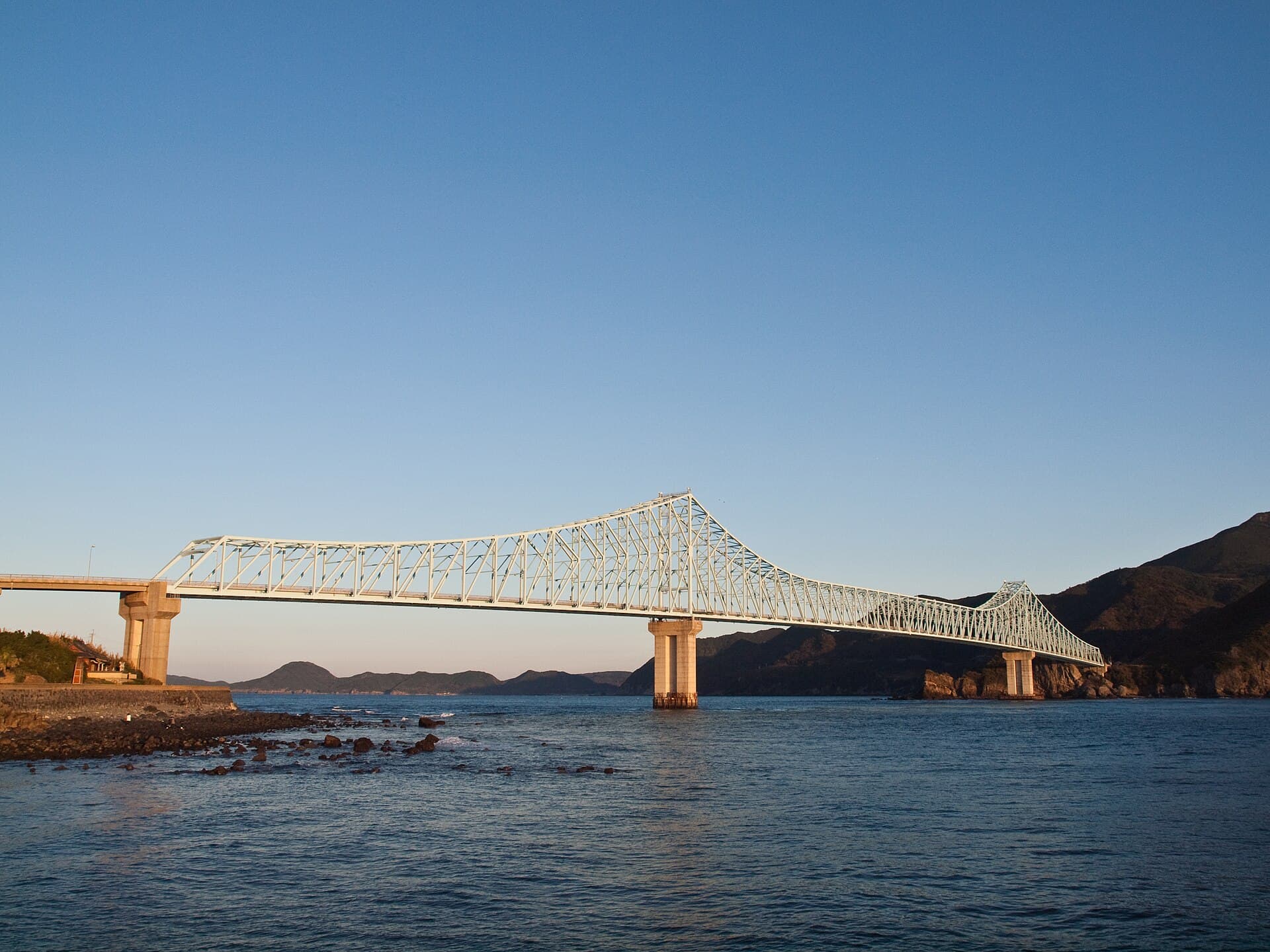 生月大桥：生月大桥：Wikimedia Commons 文件「Ikitsuki Bridge 1031230.jpg」中的桥梁实景。