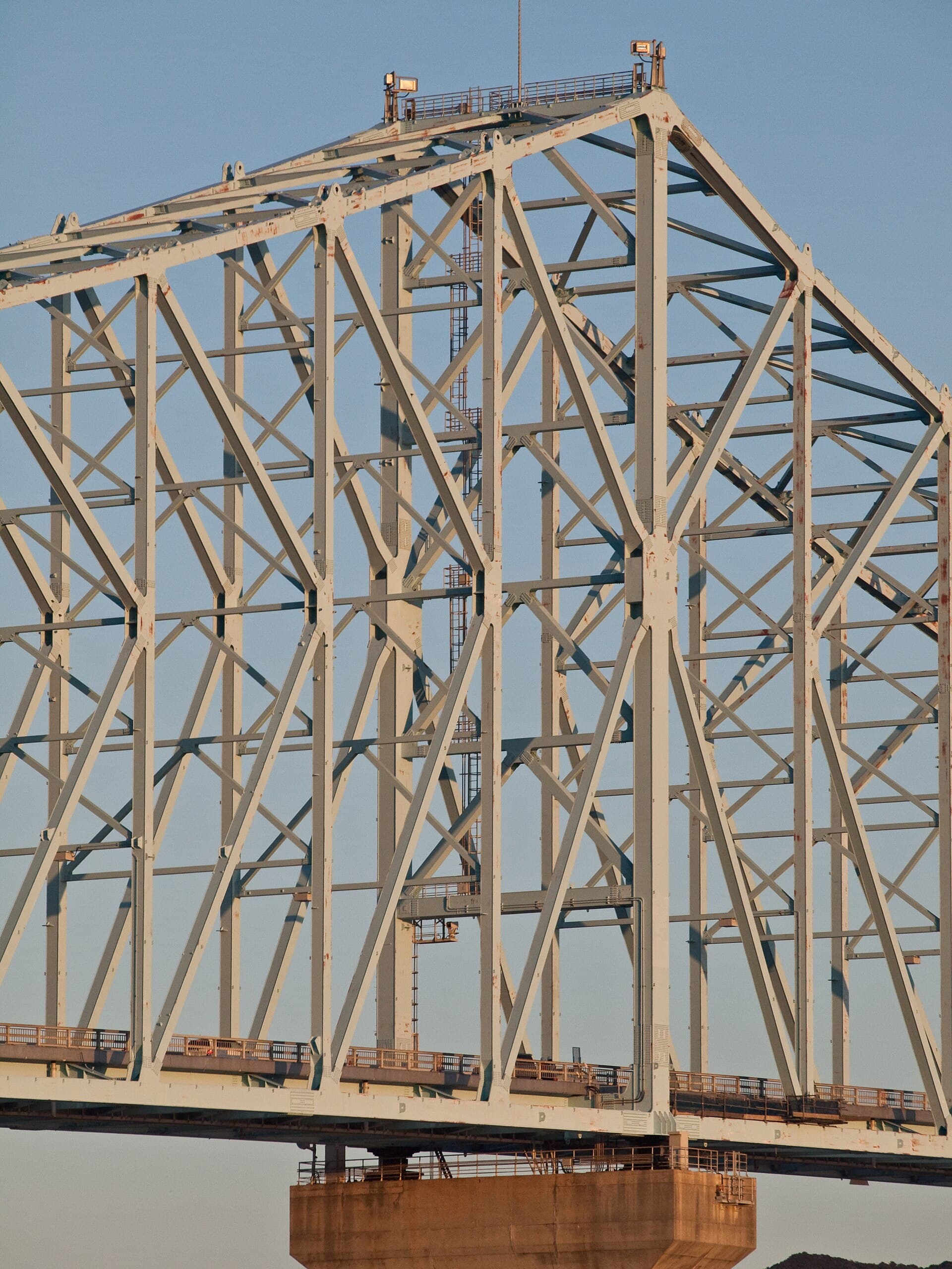 生月大桥：生月大桥：Wikimedia Commons 文件「Ikitsuki Bridge 1031241.jpg」中的桥梁实景。